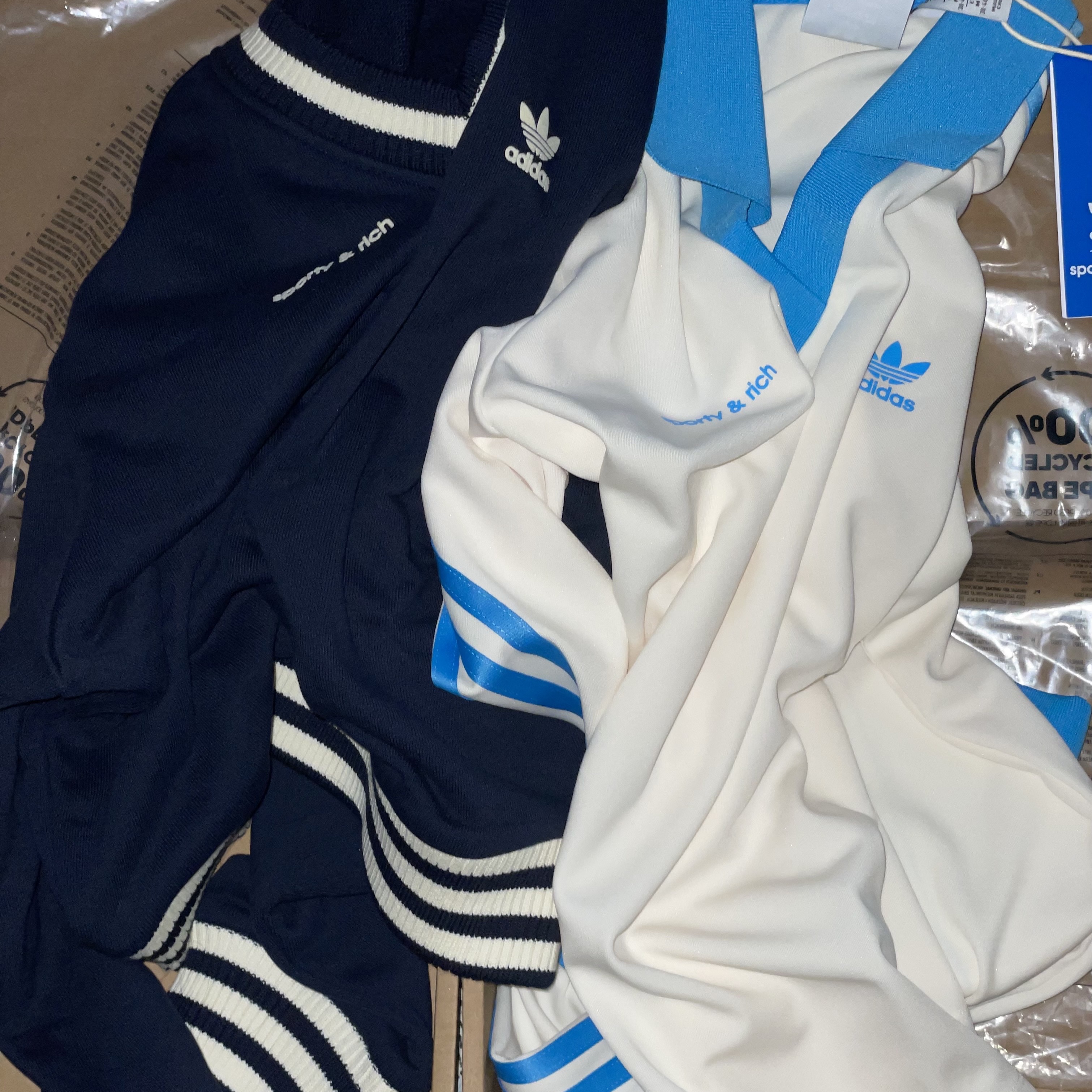 (W) Adidas x Sporty & Rich V-Neck Crew Sweatshirt Legend Ink - KR Sizing, (W) Adidas x Sporty & Rich Long Sleeve Football Jersey Cream White - KR Sizing 착용 스타일 - 1