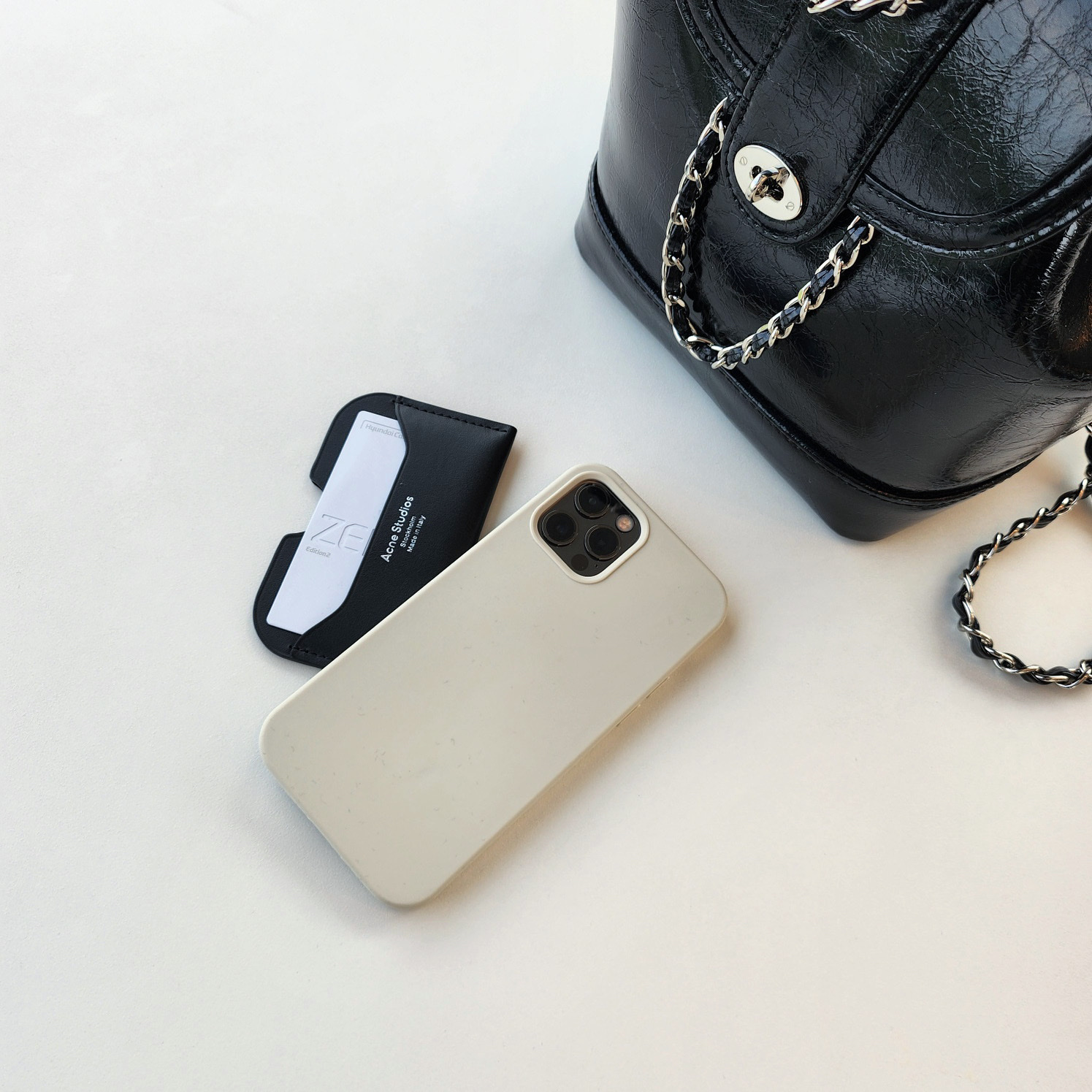 Acne Studios Elmas Card Holder Black 착용 스타일
