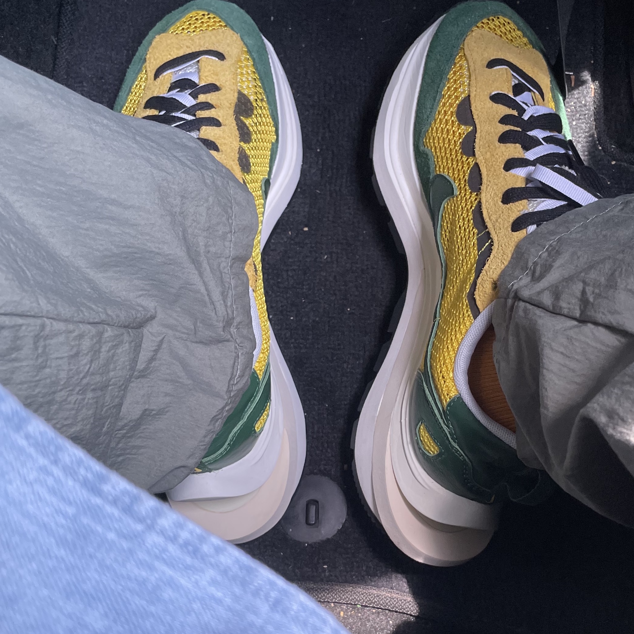 Nike x Sacai VaporWaffle Tour Yellow & Gorge Green Sail 착용 스타일