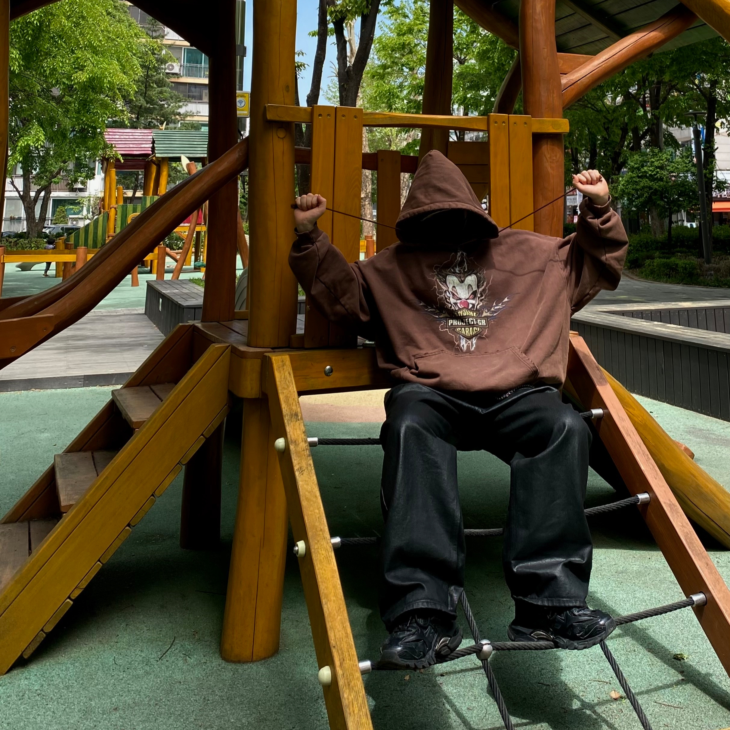 Project G/R x Insane Garage Clown Bike Hoodie Vintage Brown, Project G/R Coated Backward Denim Pants Black 착용 스타일 - 1
