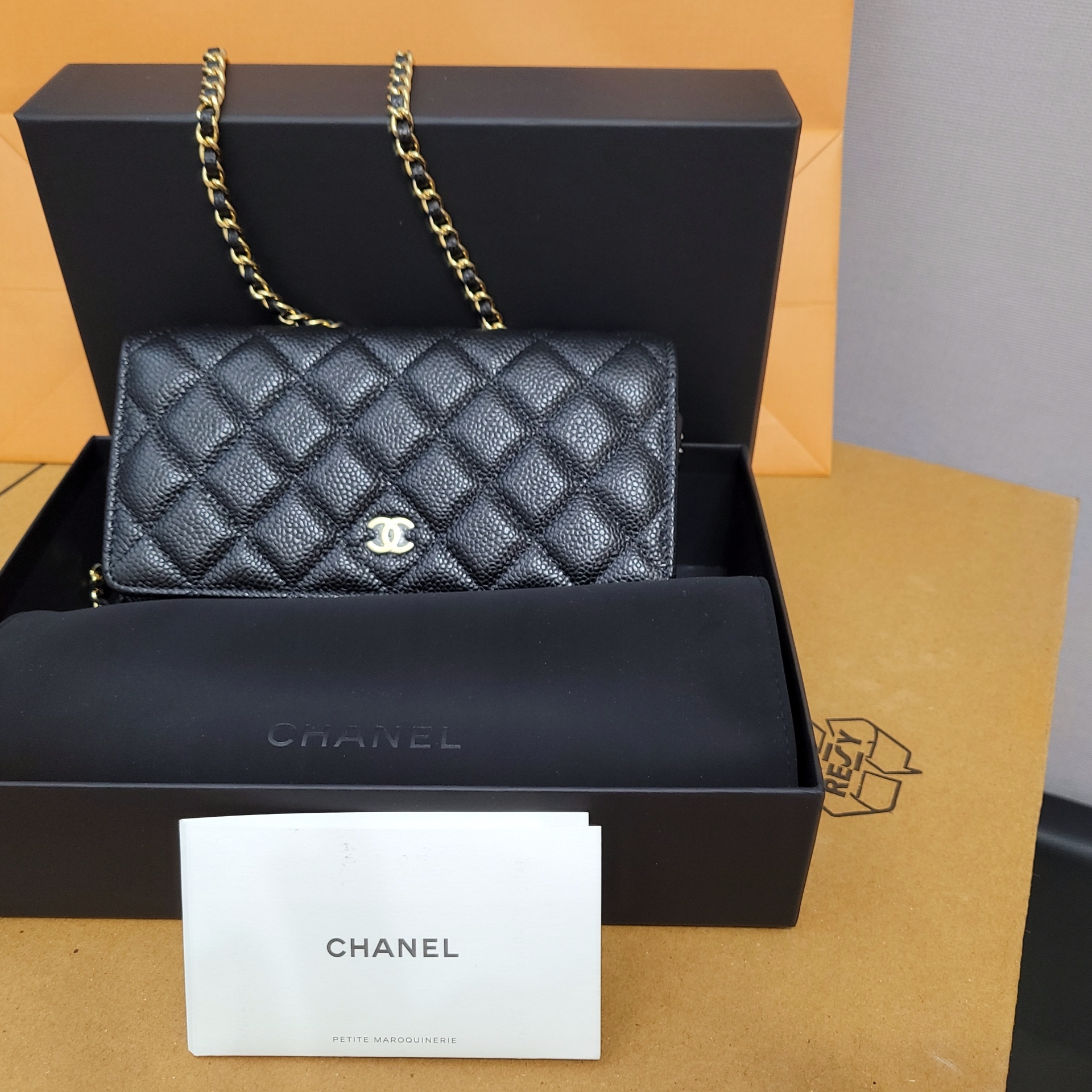 Chanel Classic Wallet On Chain Grained Calfskin & Gold Black 착용 스타일 - 1