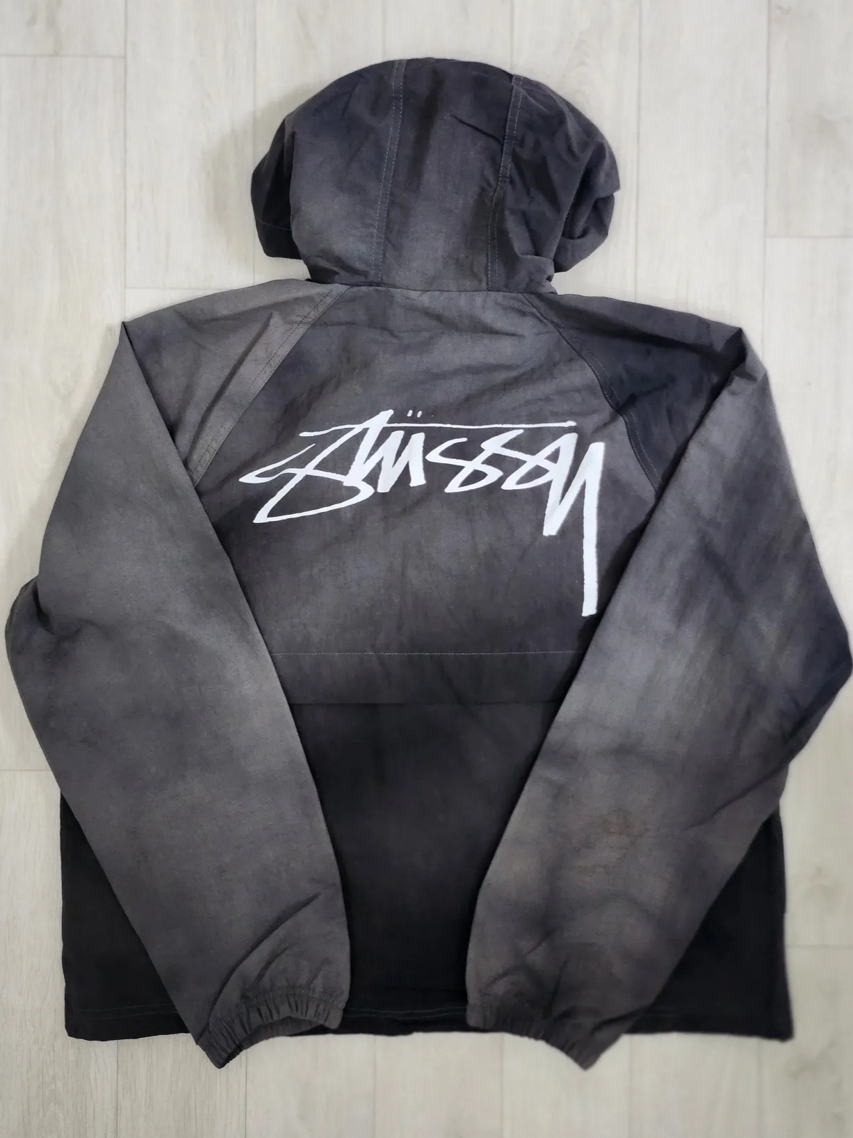 Stussy Wave Dye Beach Shell Jacket Black 착용 스타일 - 2
