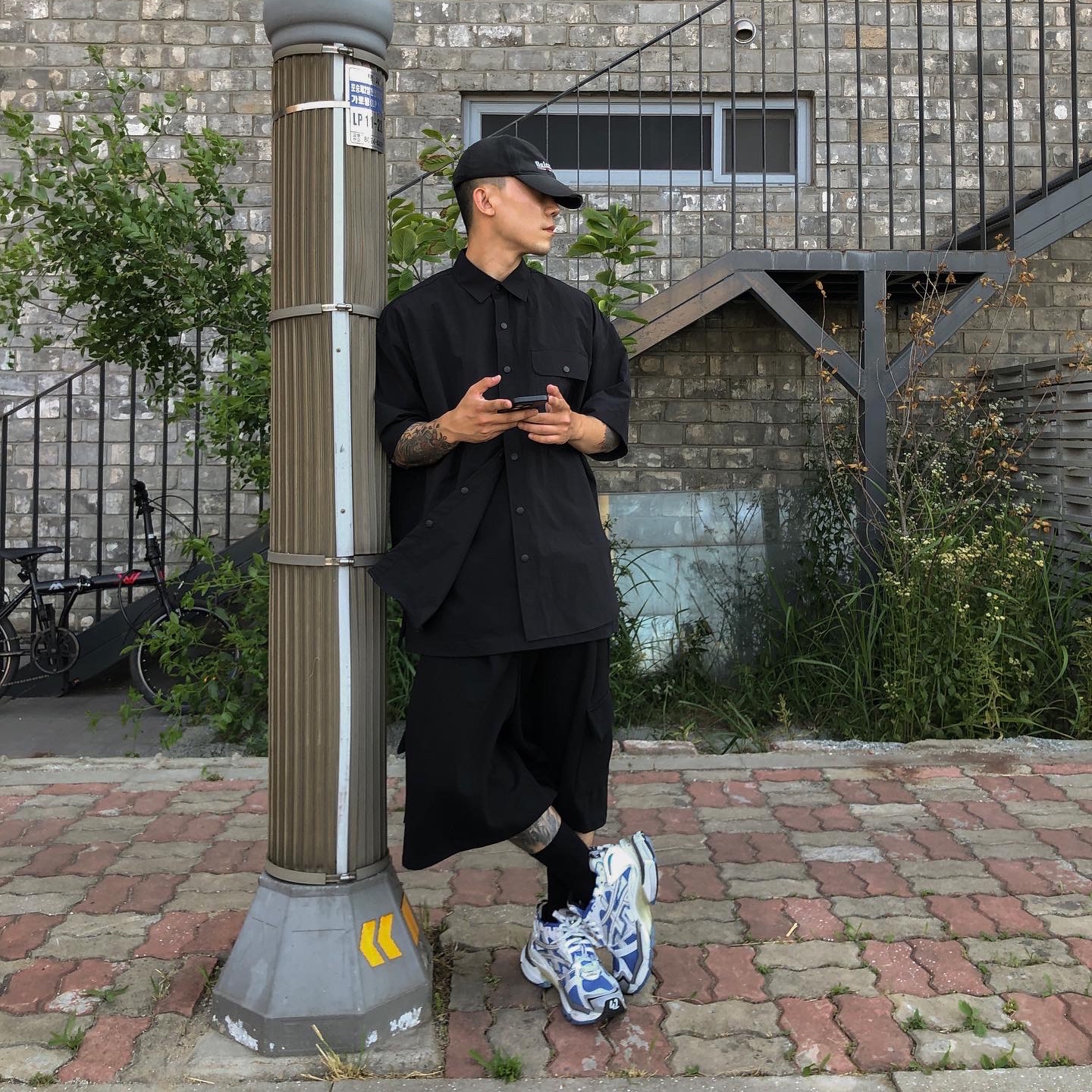 Balenciaga Runner Sneakers Blue White, Balenciaga Political Campaign Destroyed Cap Black 착용 스타일 - 1