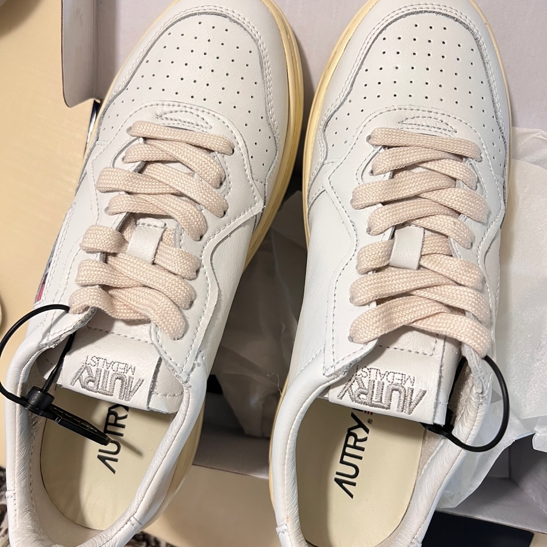 (W) Autry Medalist Low Leather Sneakers White, Autry Medalist Low Leather Sneakers White 착용 스타일
