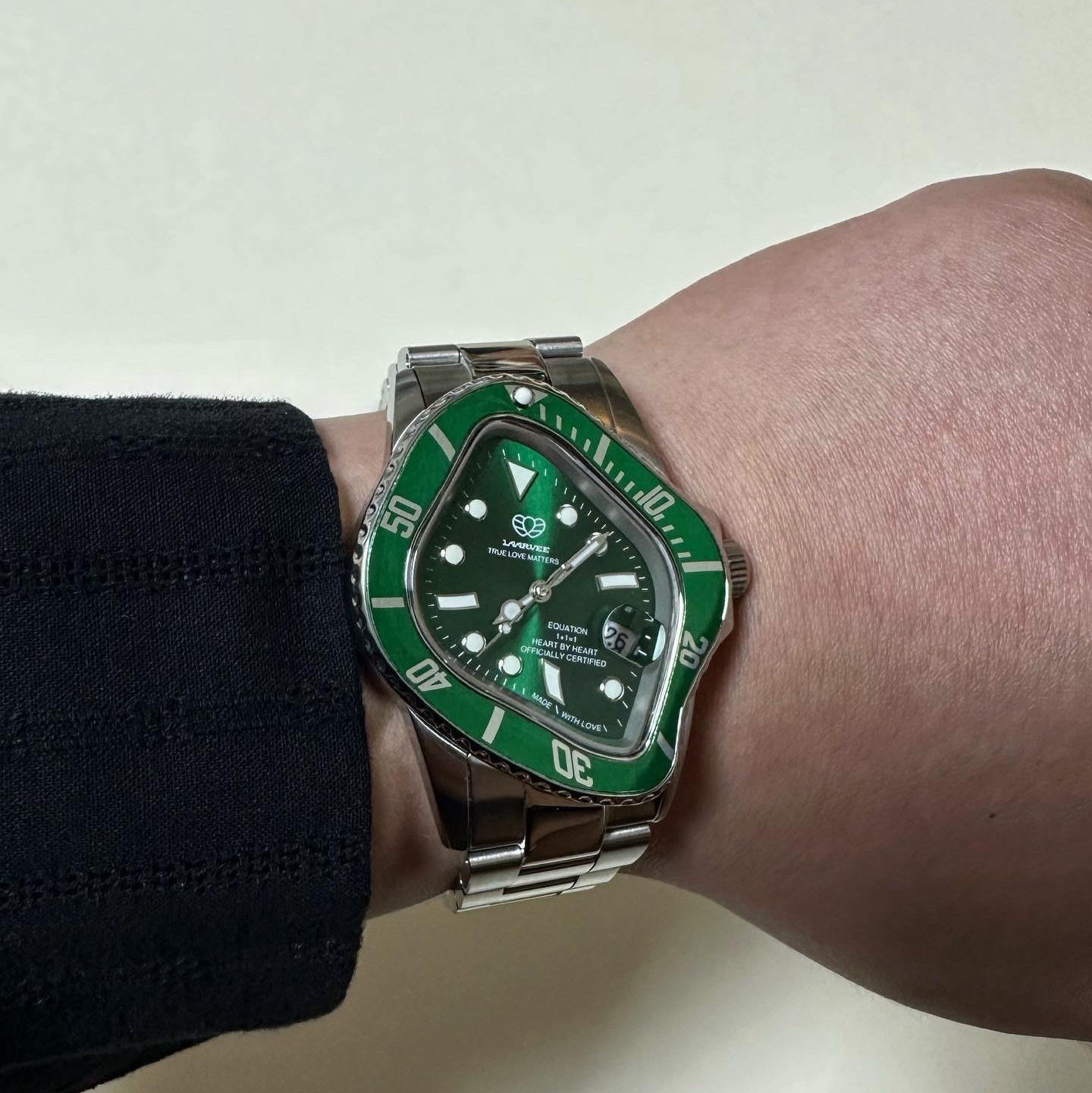 Laarvee PEA001 Silver Precision Steel Green Bezel Green Dial 착용 스타일