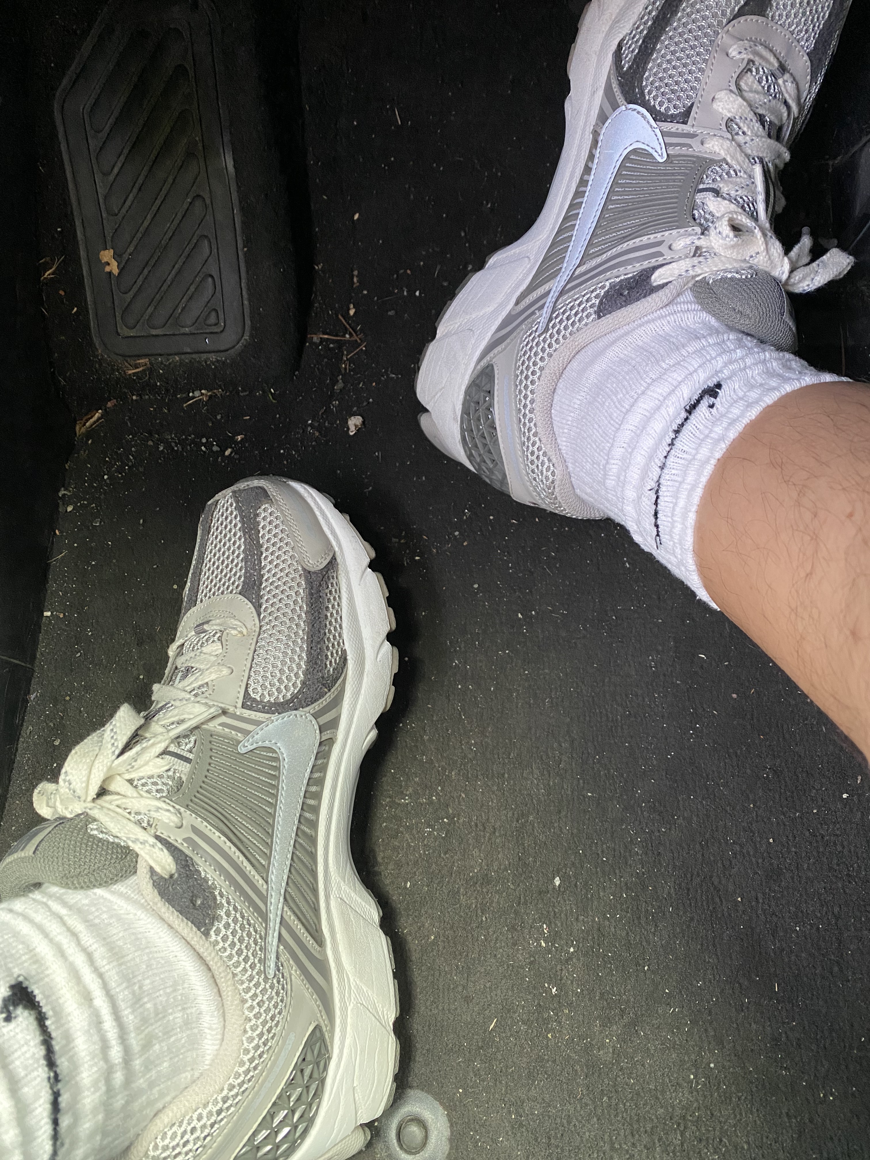 Nike Zoom Vomero 5 PRM Light Iron Ore and Flat Fewter 착용 스타일