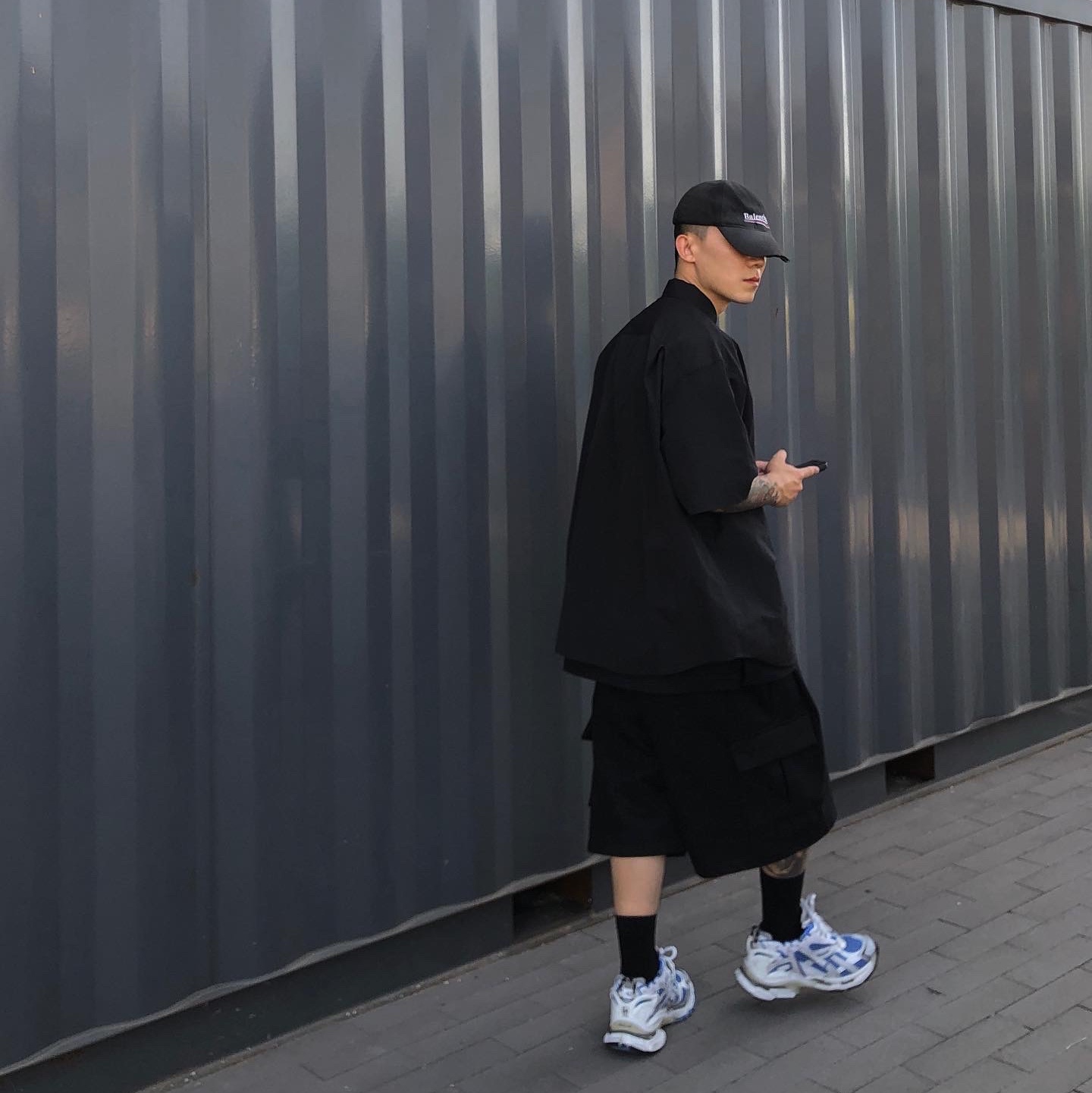 Balenciaga Runner Sneakers Blue White, Balenciaga Political Campaign Destroyed Cap Black 착용 스타일 - 3