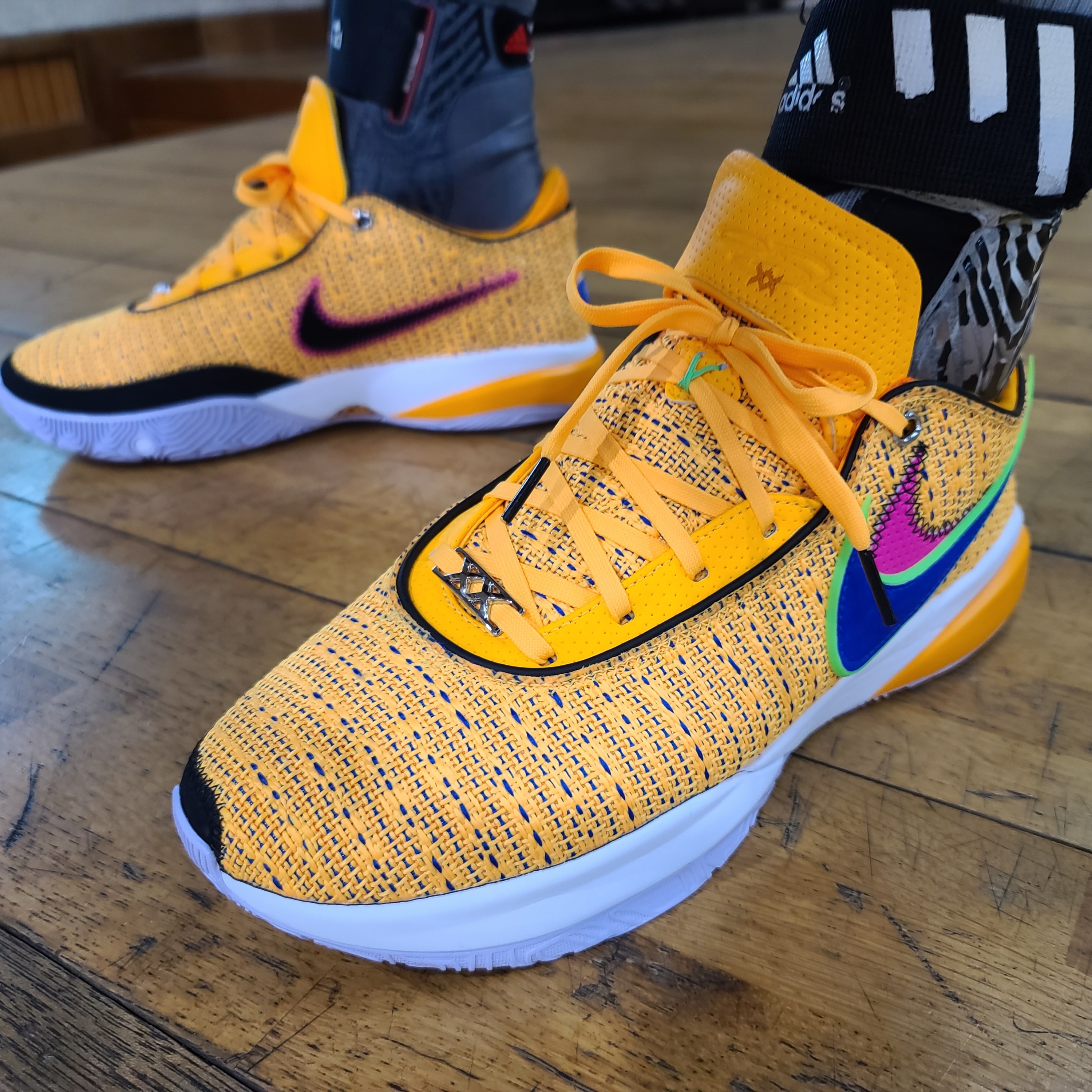 Nike LeBron XX EP Laser Orange Racer Blue 착용 스타일 - 1