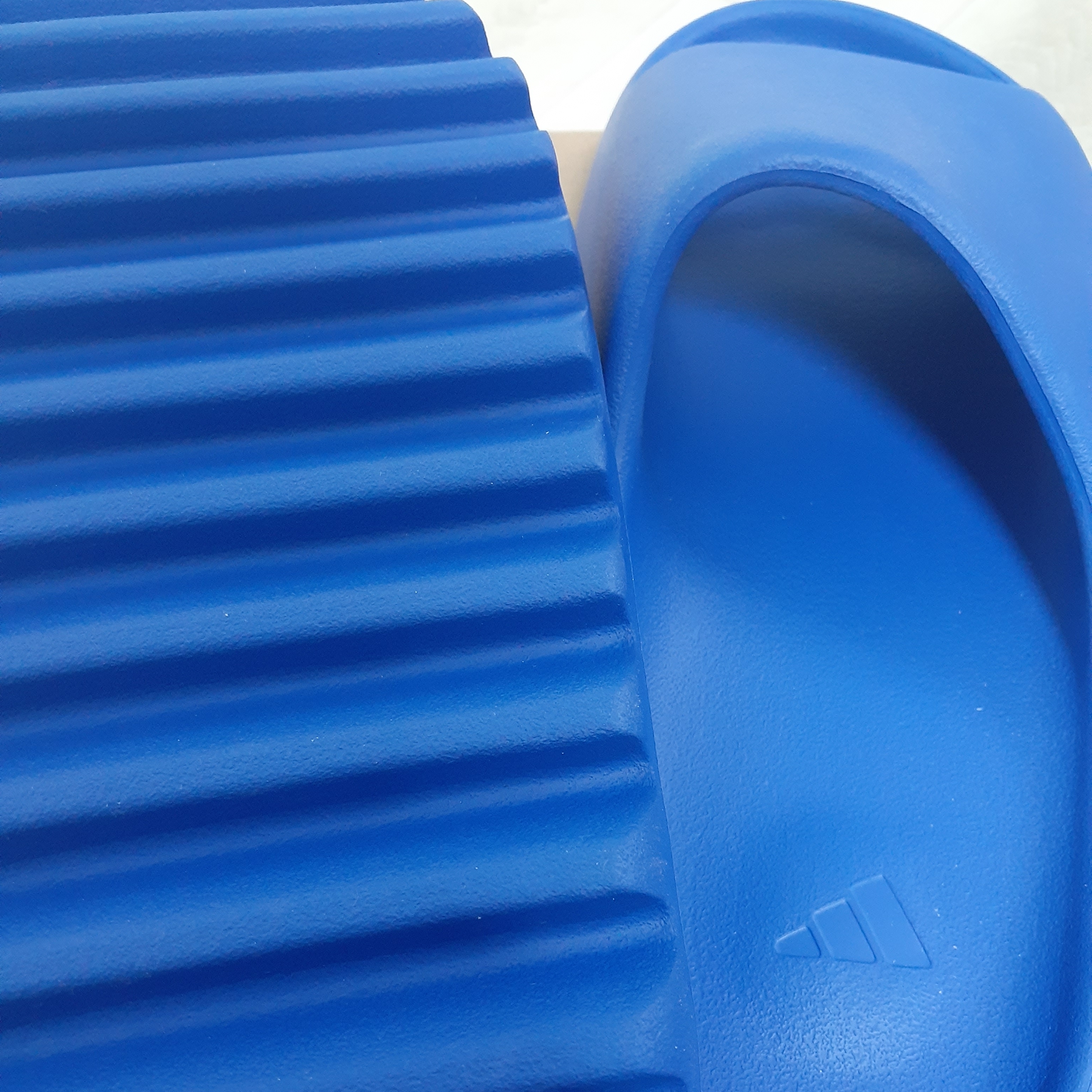 Adidas Yeezy Slide Azure 착용 스타일 - 2