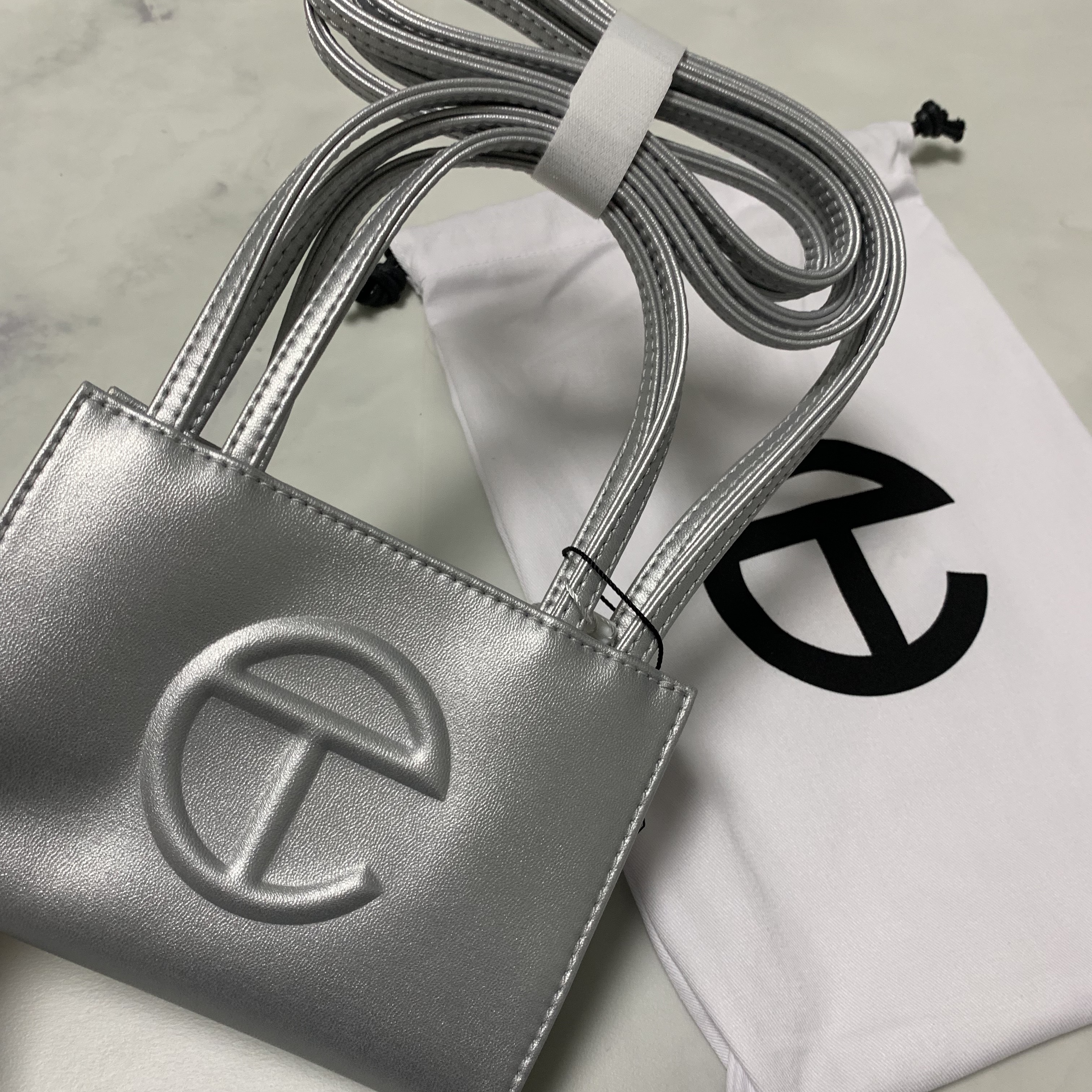 Telfar Small Shopping Bag Silver 착용 스타일