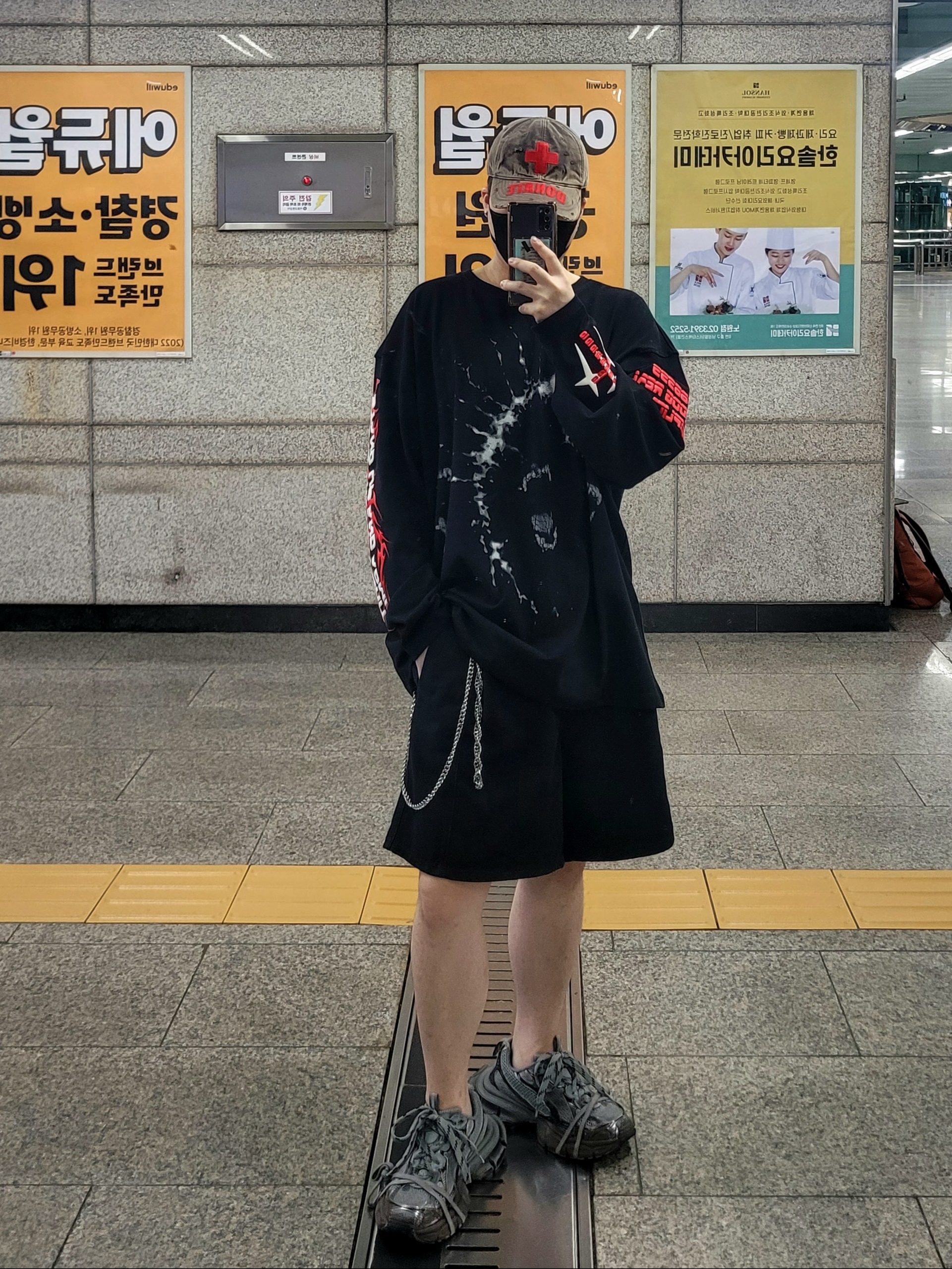 [KREAM 단독] Ourpas 061 Hell Runner Long Sleeve Black 착용 스타일 - 1