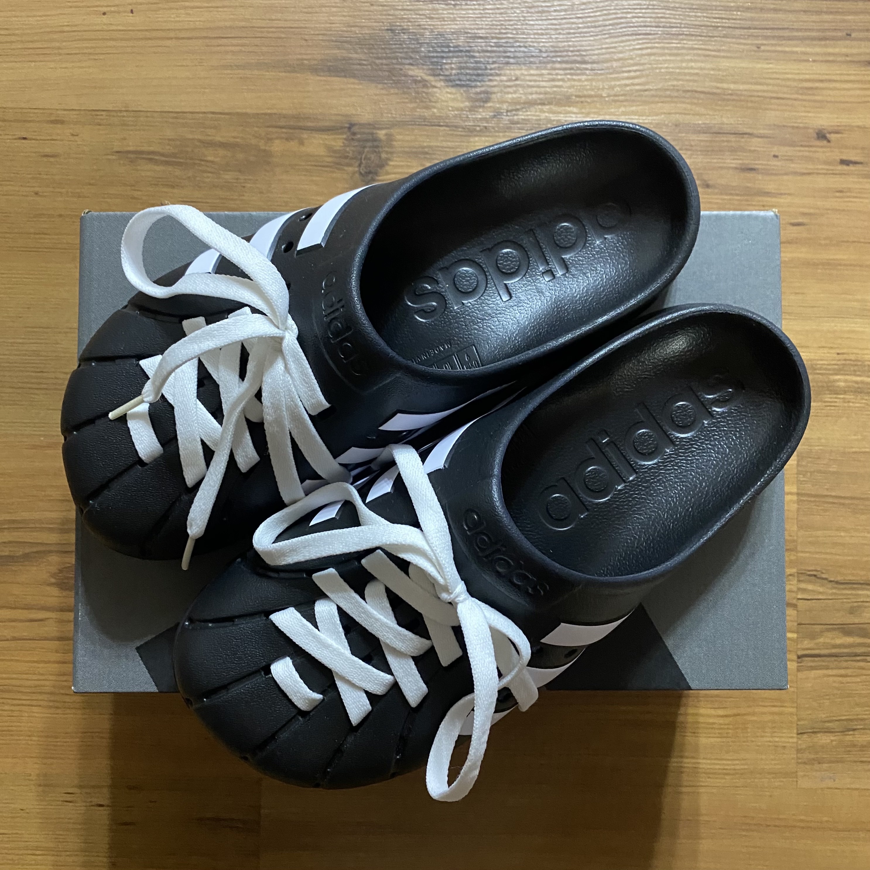 Adidas Adilette Clog Black White 착용 스타일