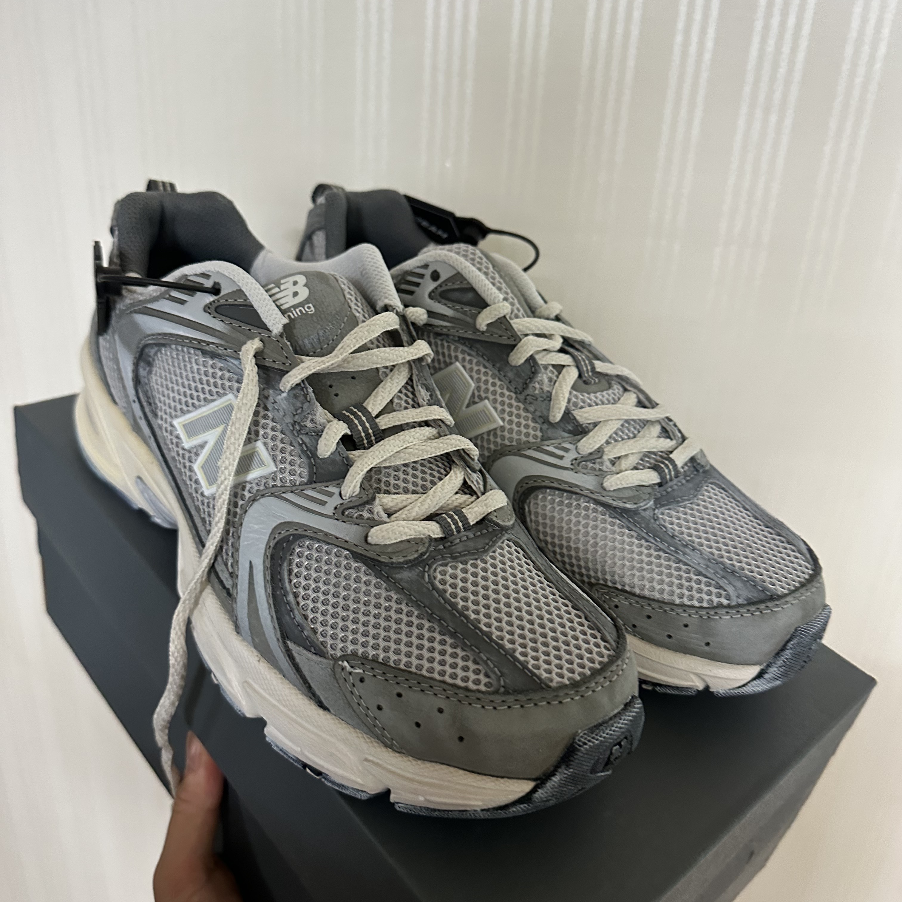 New Balance 530 Premium Vintage Grey Matter 착용 스타일