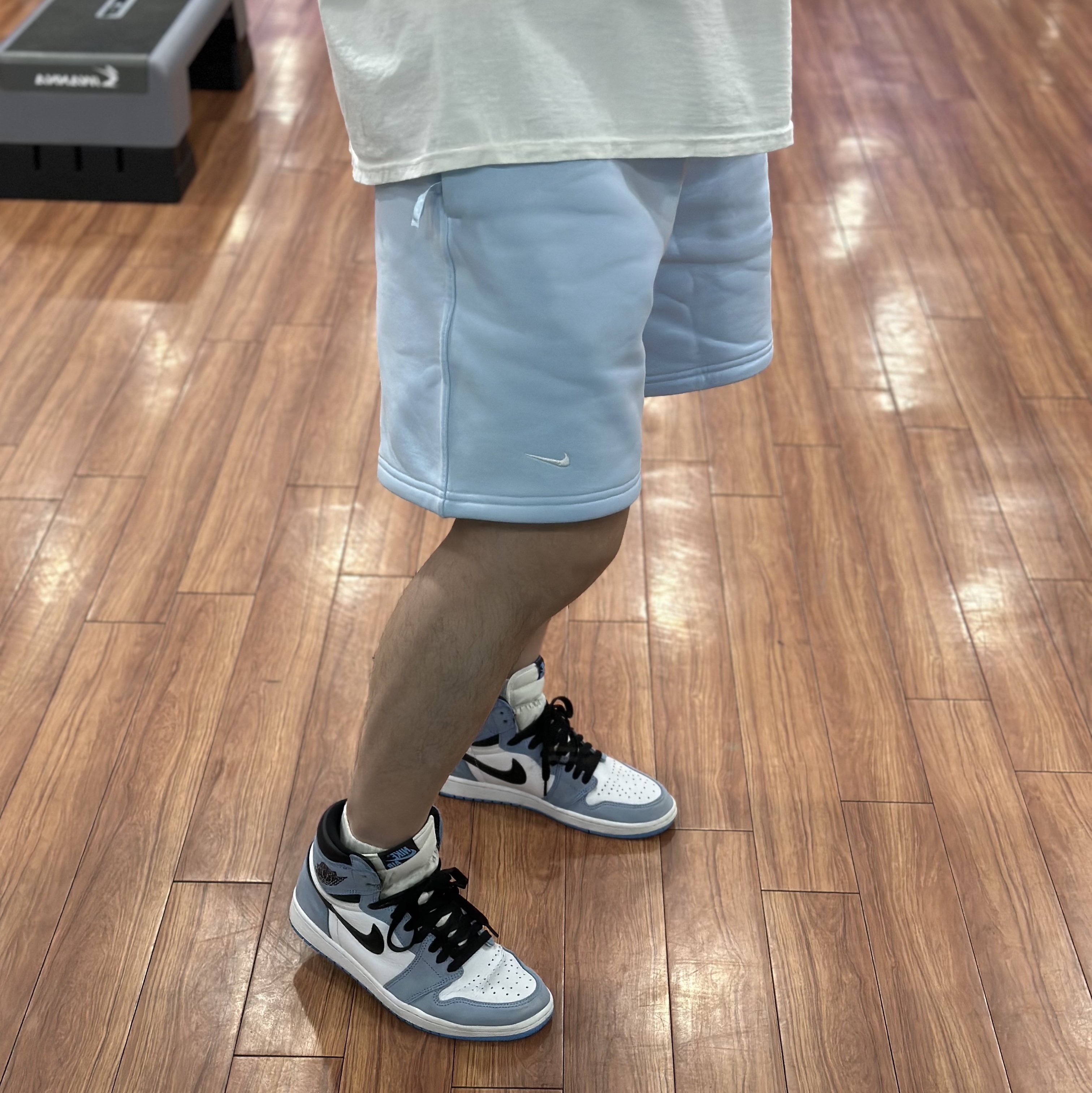 Nike NRG Solo Swoosh Fleece Shorts Celestine Blue - US/EU, Jordan 1 Retro High OG University Blue 착용 스타일 - 1