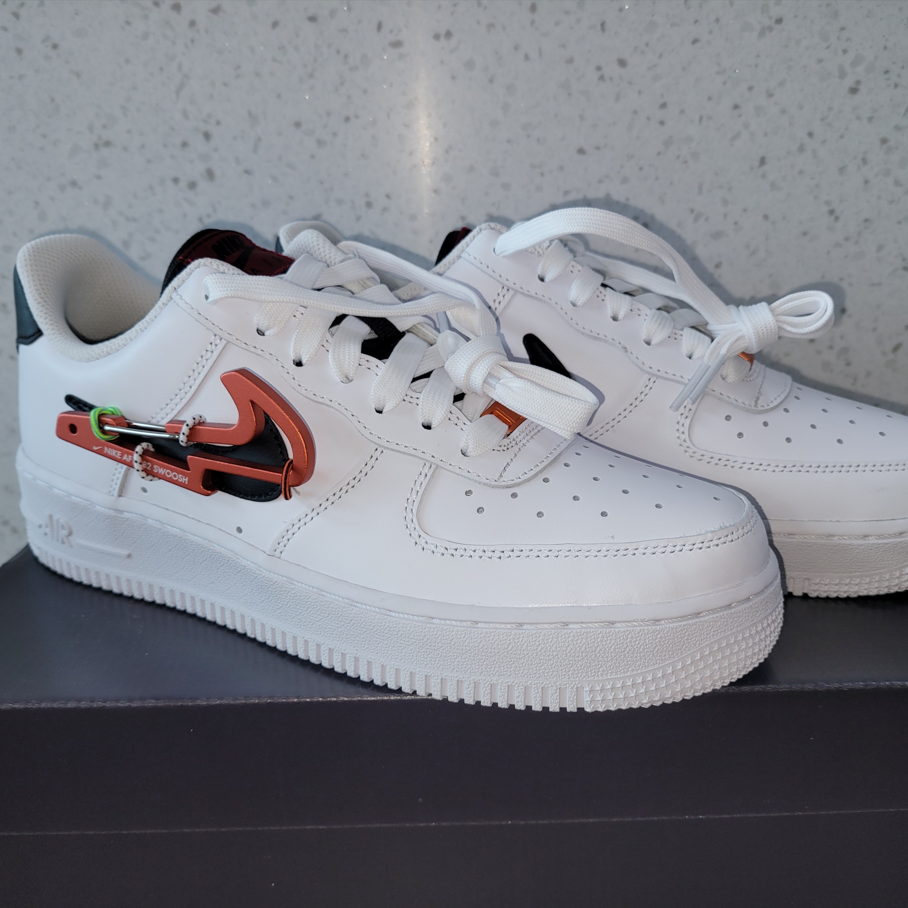Nike Air Force 1 '07 PRM Carabiner Red 착용 스타일 - 1