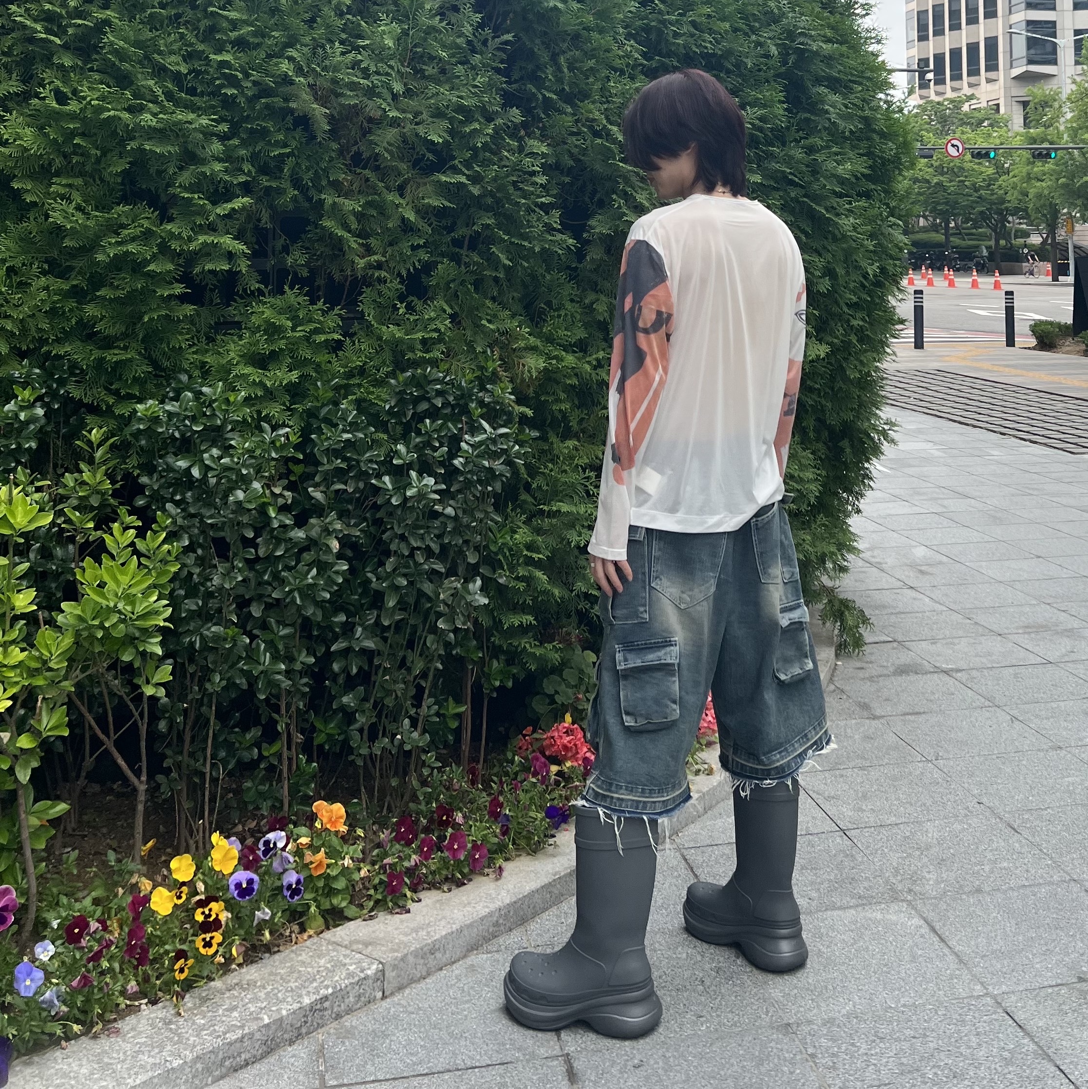 Nos Couleurs Old Washed Cargo Denim Shorts Blue, Balenciaga x Crocs Rubber Boot Grey 착용 스타일 - 2