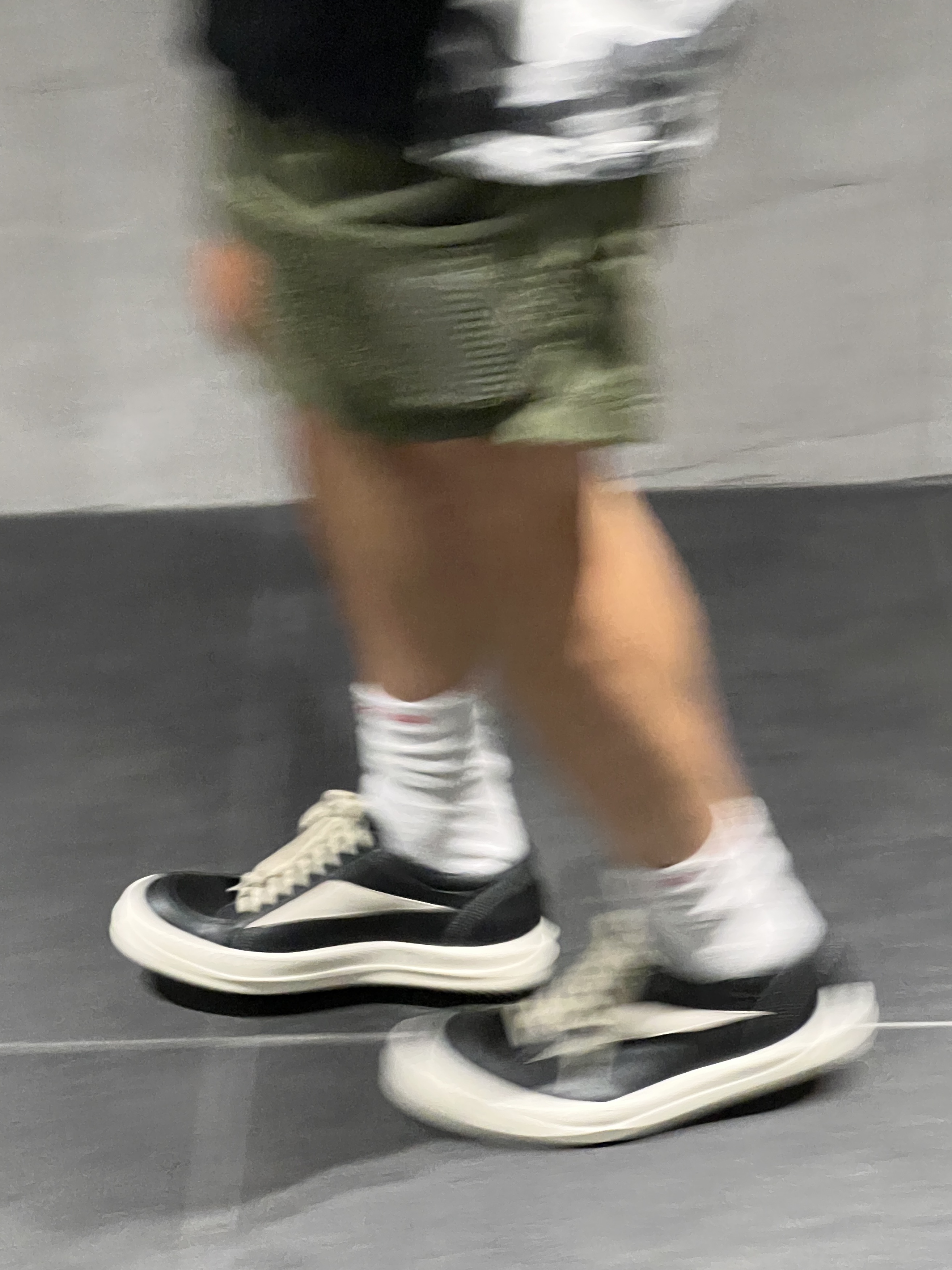 Rick Owens Luxor Vintage Sneakers Black Milk, Nike ACG Snowgrass Cargo Shorts Medium Olive - US/EU 착용 스타일 - 2