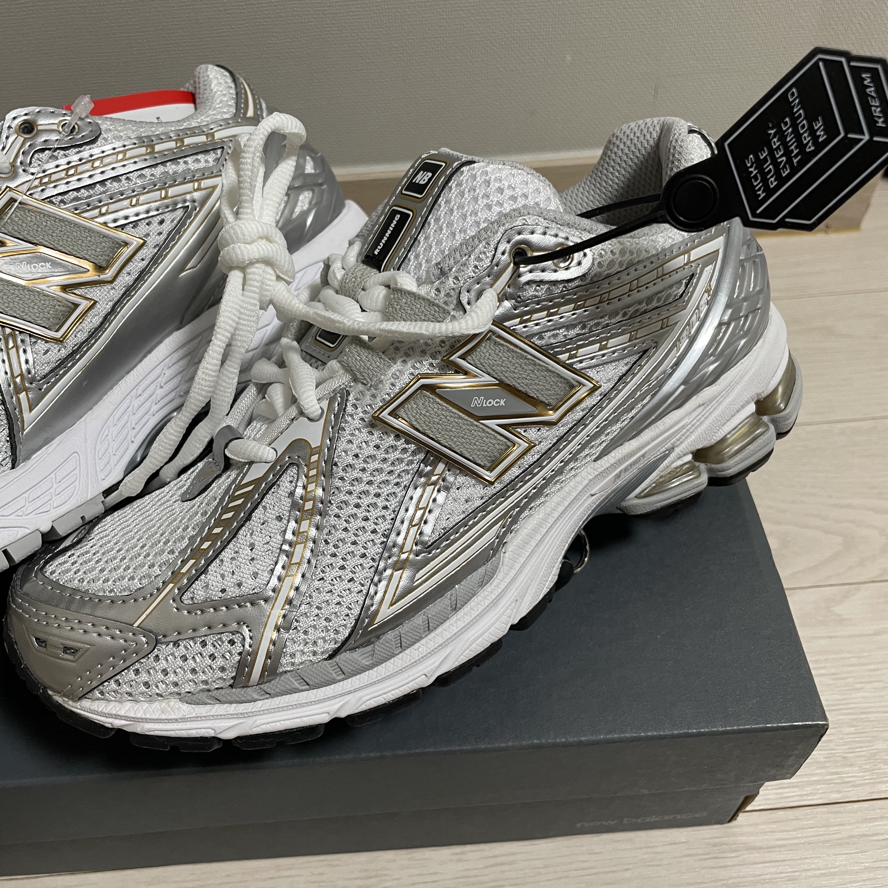 New Balance 1906R White Metallic Silver 착용 스타일 - 2