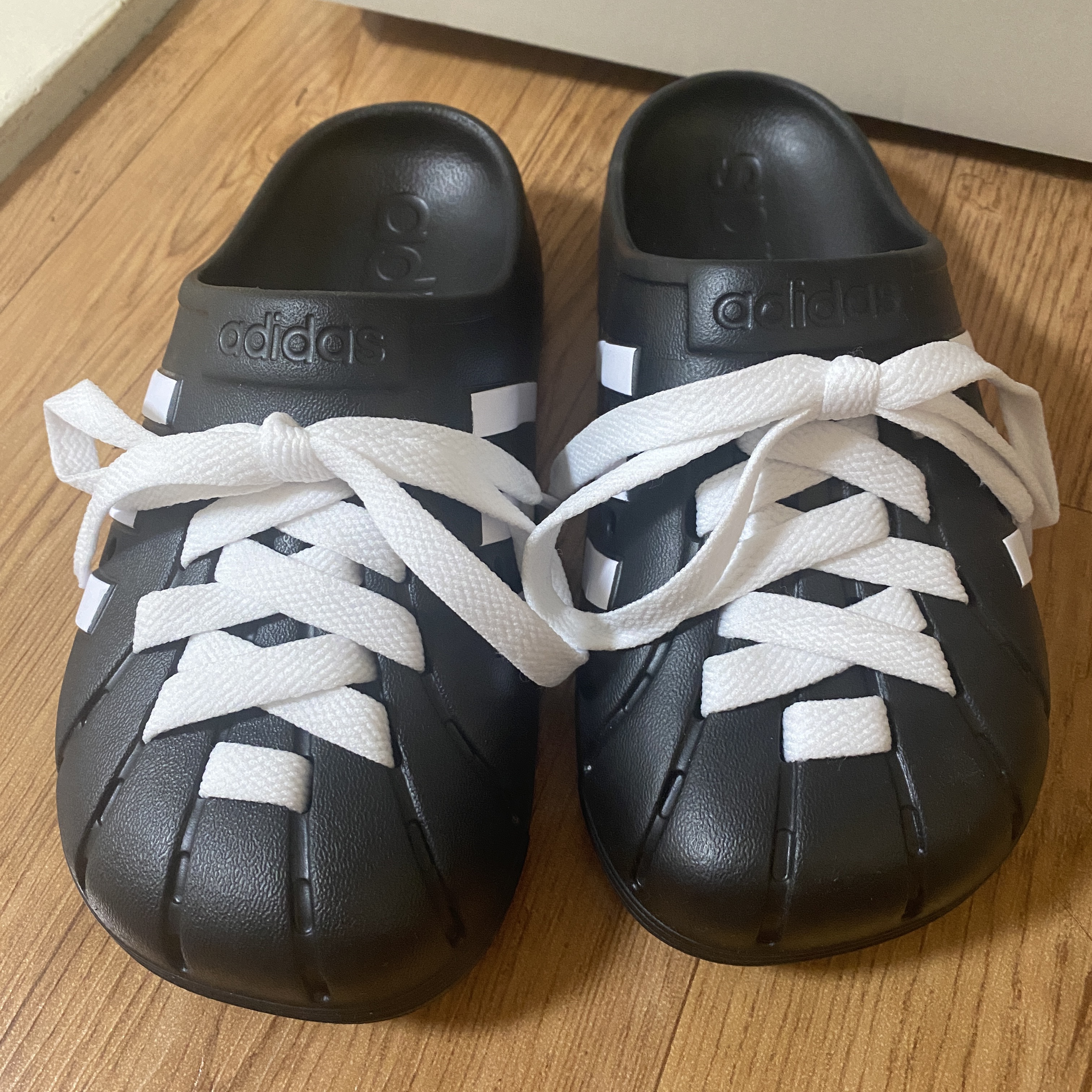 Adidas Adilette Clog Black White 착용 스타일 - 1