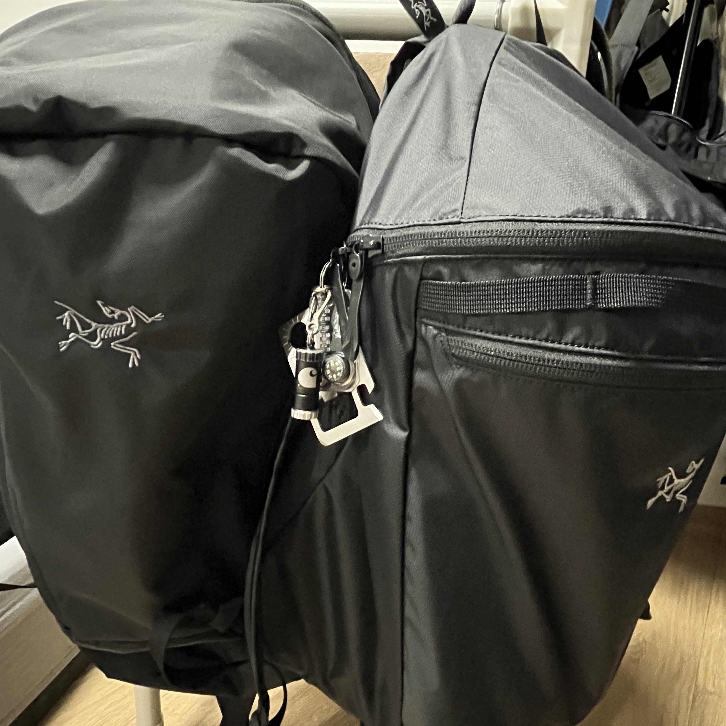 Arc'teryx Mantis 26 Backpack Black, Arc'teryx Heliad 15 Backpack Black 착용 스타일