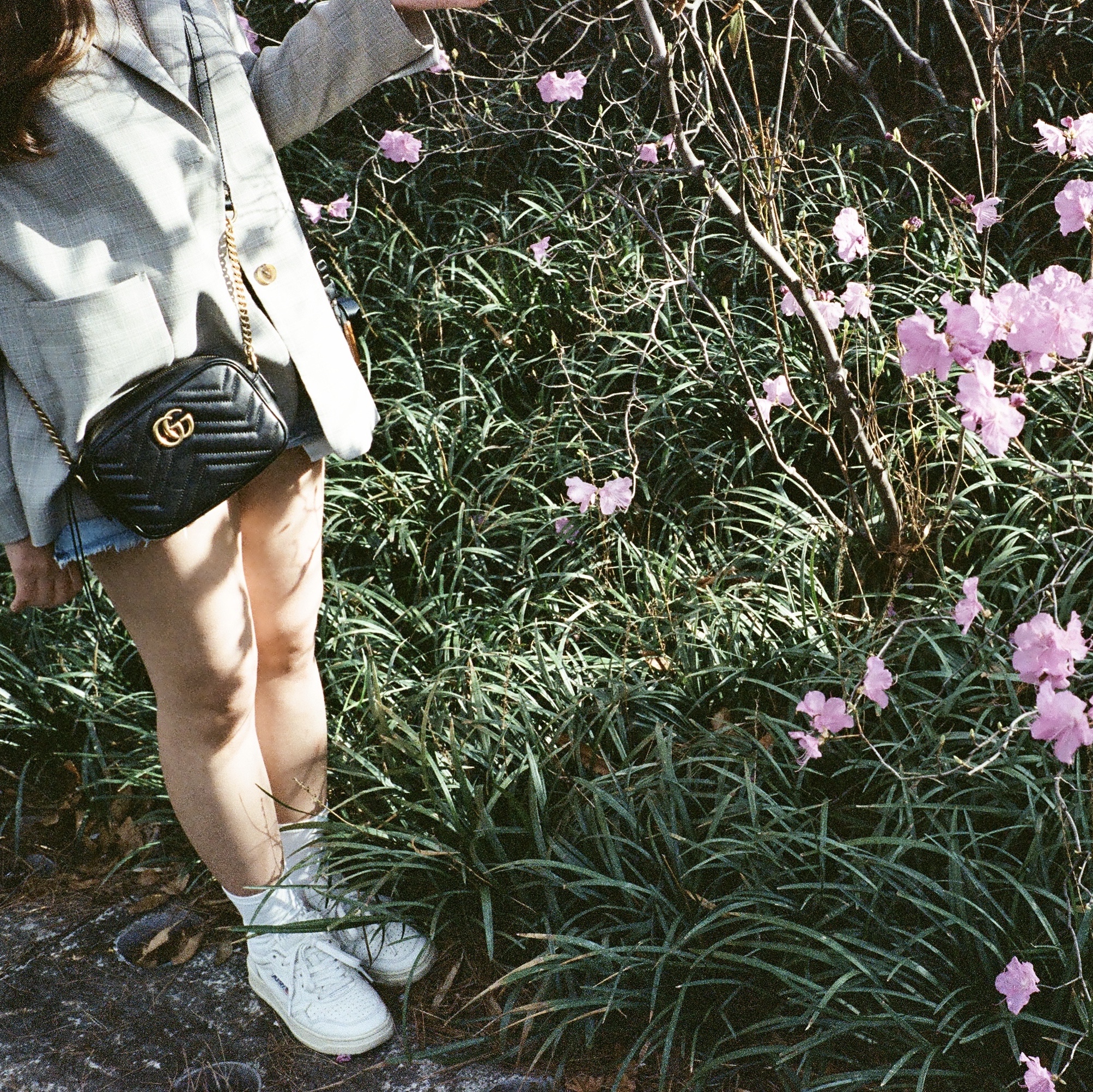 (W) Autry Medalist Low Goatskin Sneakers White, Gucci GG Marmont Zip Top Matelasse Mini Bag Black 착용 스타일