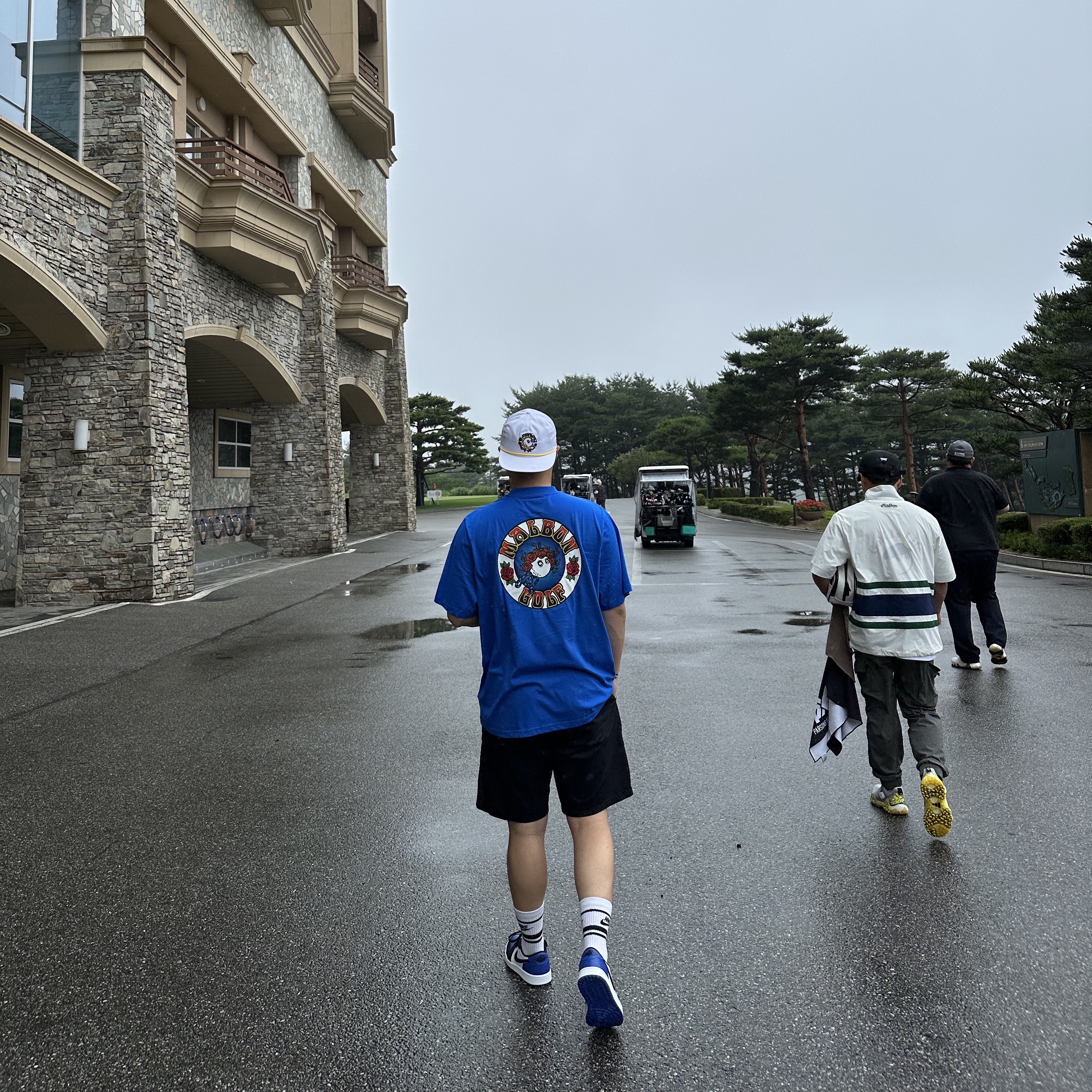 Jordan 1 Low Golf Sport Royal, Malbon Golf Roses Pocket T-Shirt Blue 착용 스타일 - 2