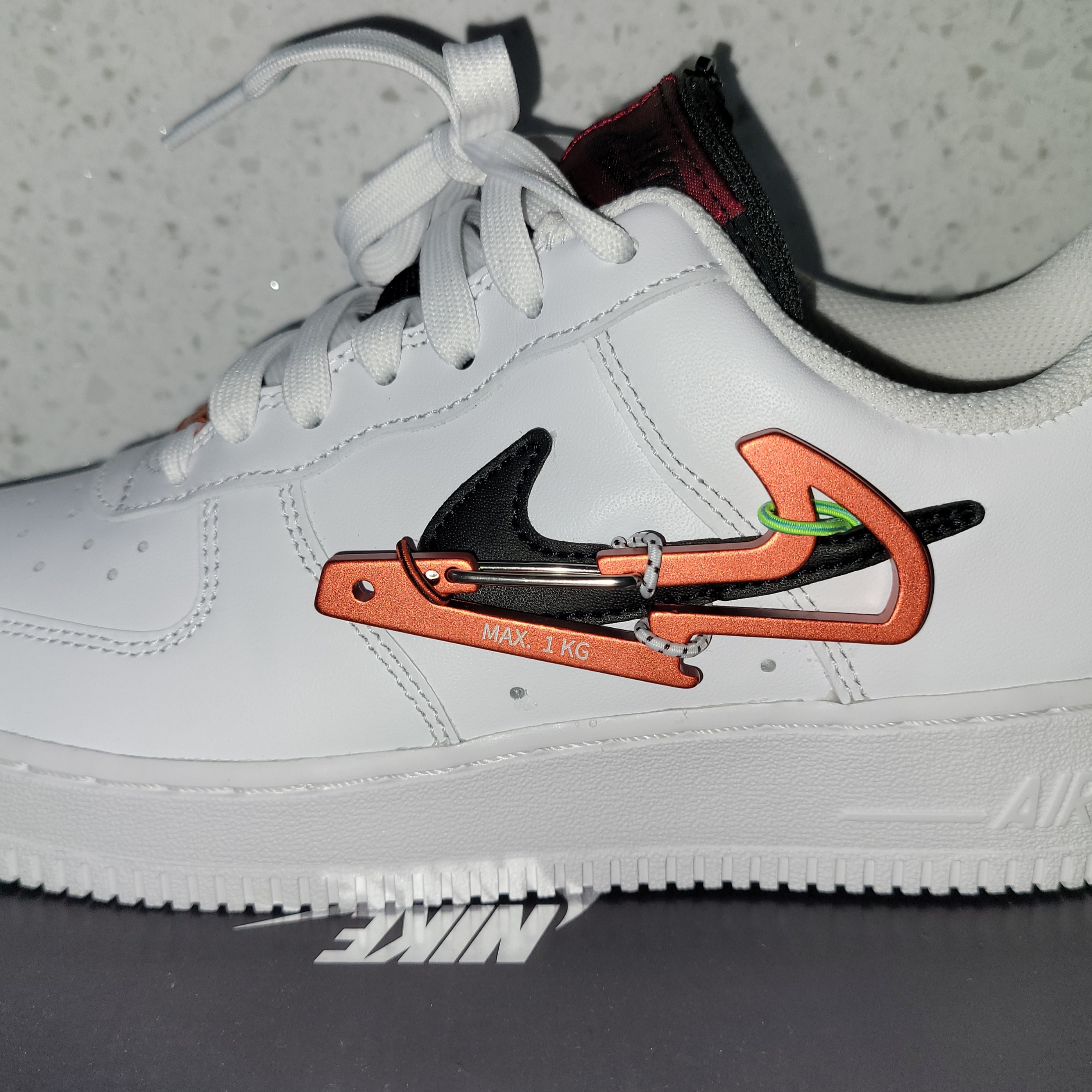 Nike Air Force 1 '07 PRM Carabiner Red 착용 스타일 - 2