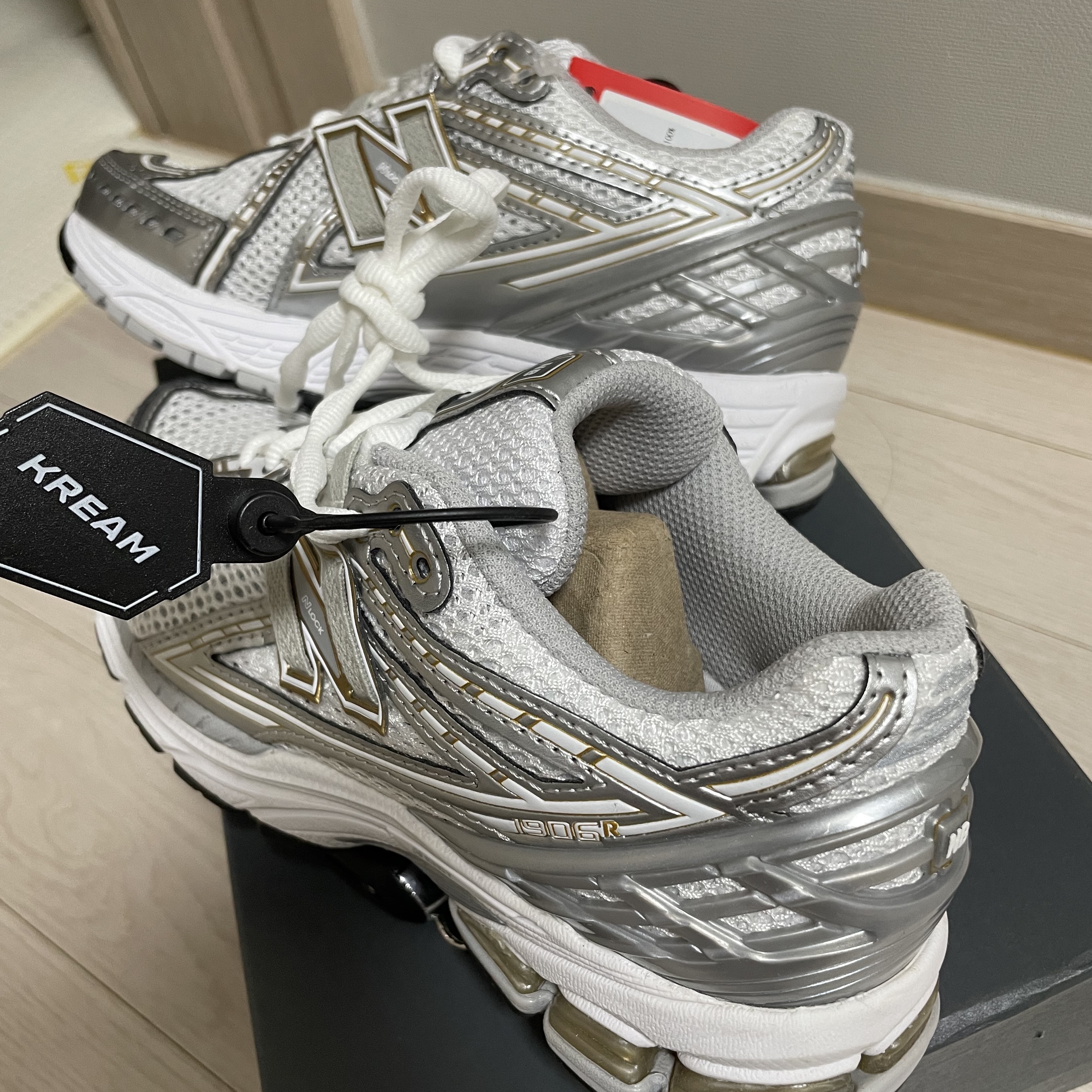 New Balance 1906R White Metallic Silver 착용 스타일 - 3