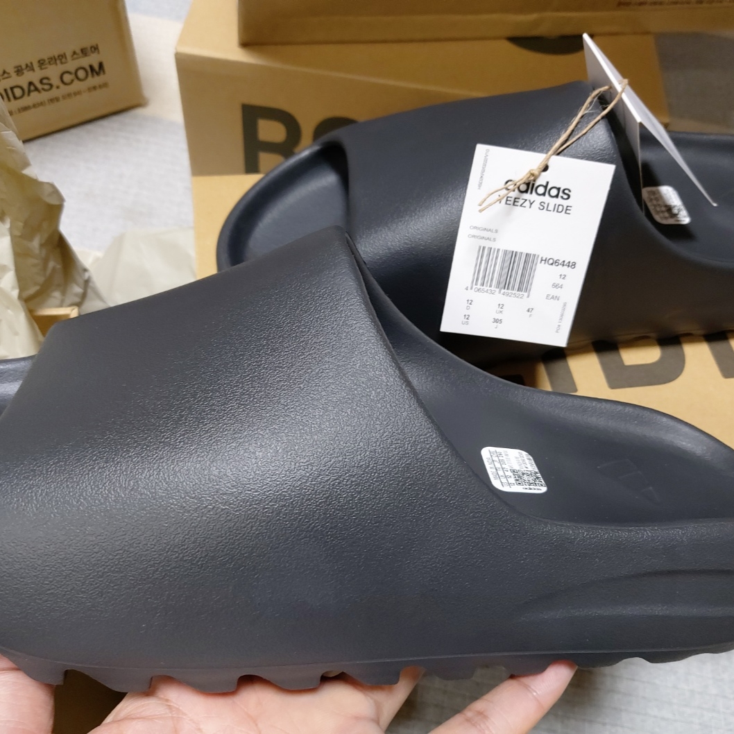 Adidas Yeezy Slide Onyx 착용 스타일 - 1