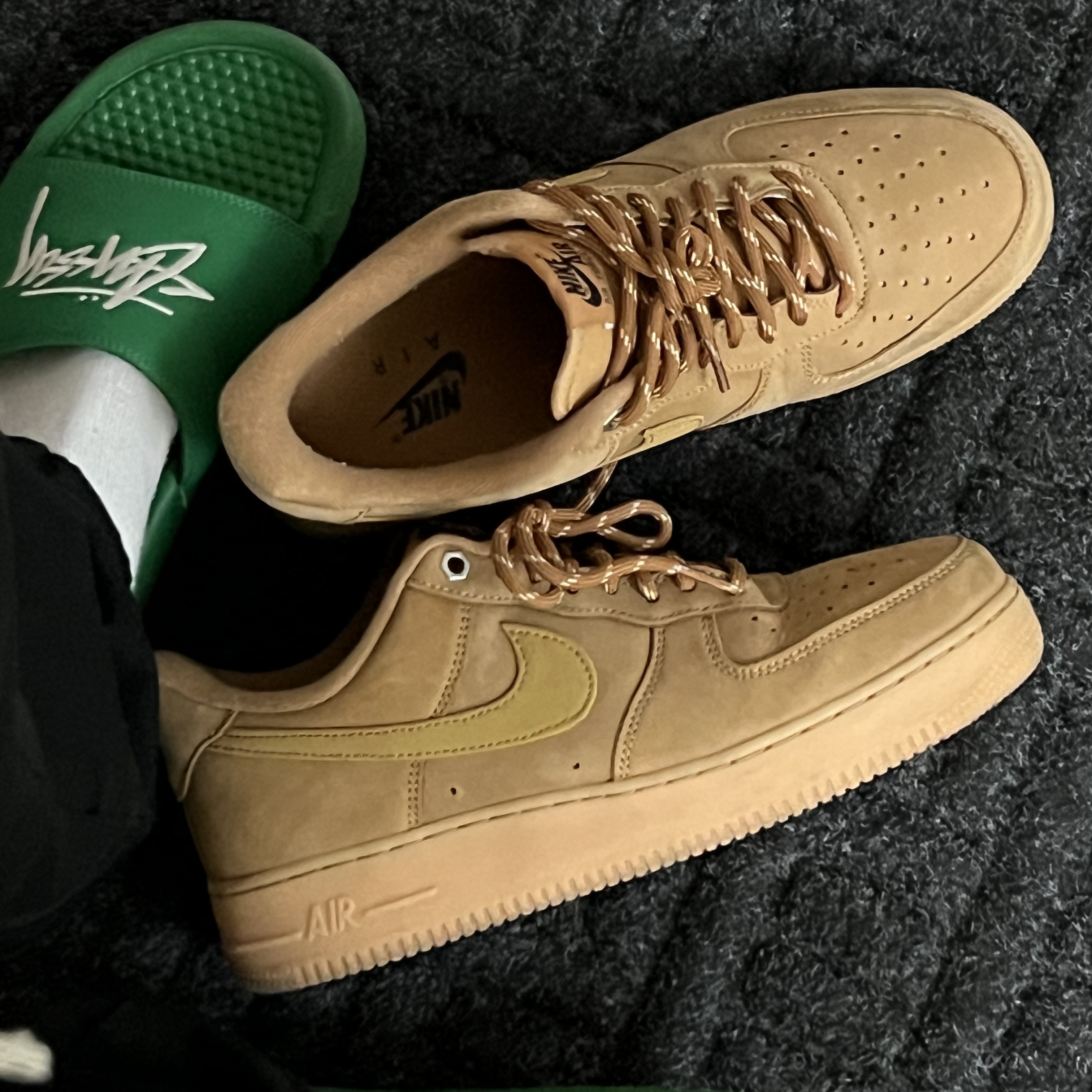 Nike x Stussy Benassi Slide Pine Green, Nike Air Force 1 '07 WB Flax 착용 스타일