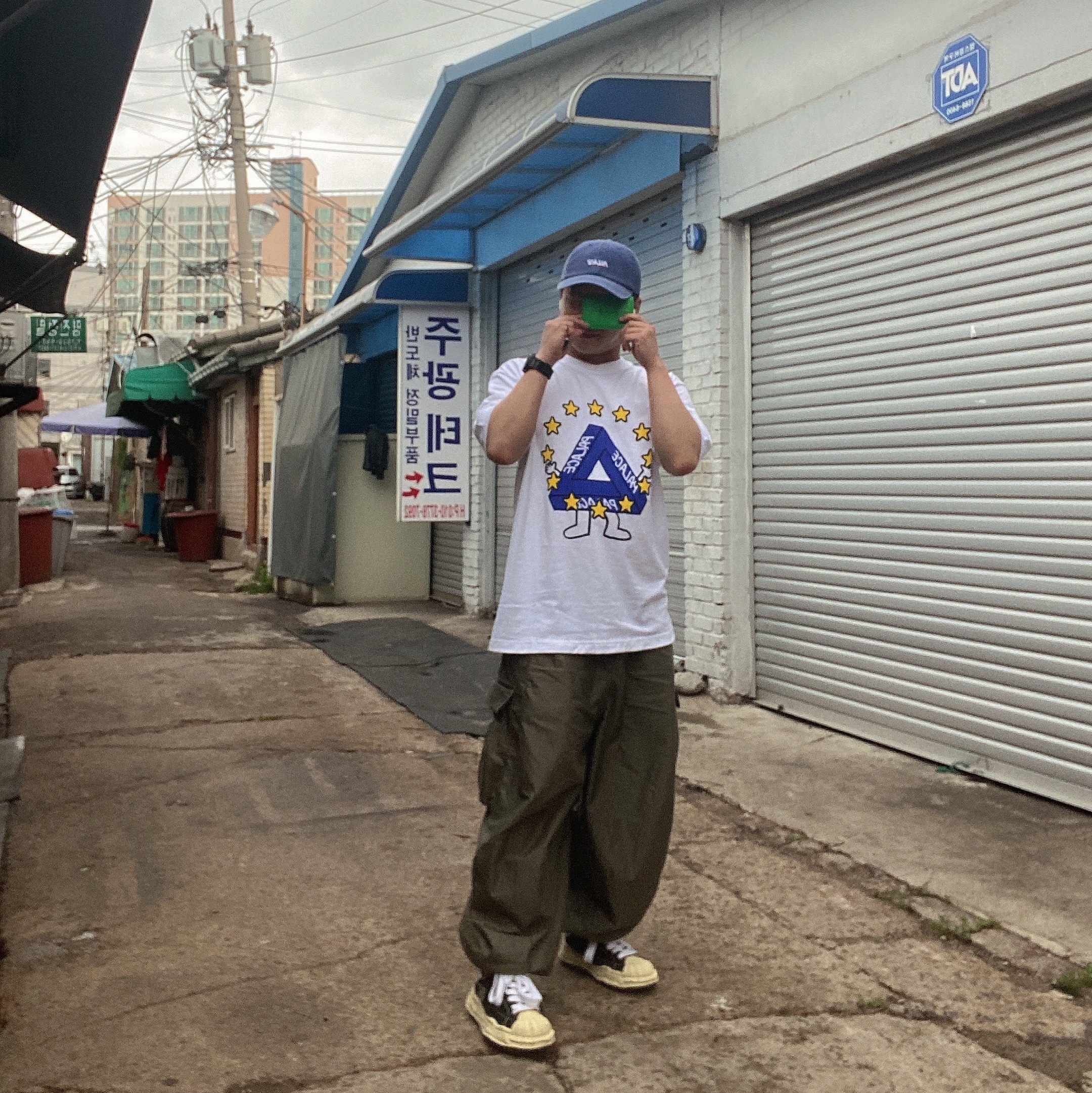 Maison Mihara Yasuhiro Blakey VL OG Sole Canvas Low-top Sneakers Black, Palace Missing EU T-Shirt White - 23SS 착용 스타일