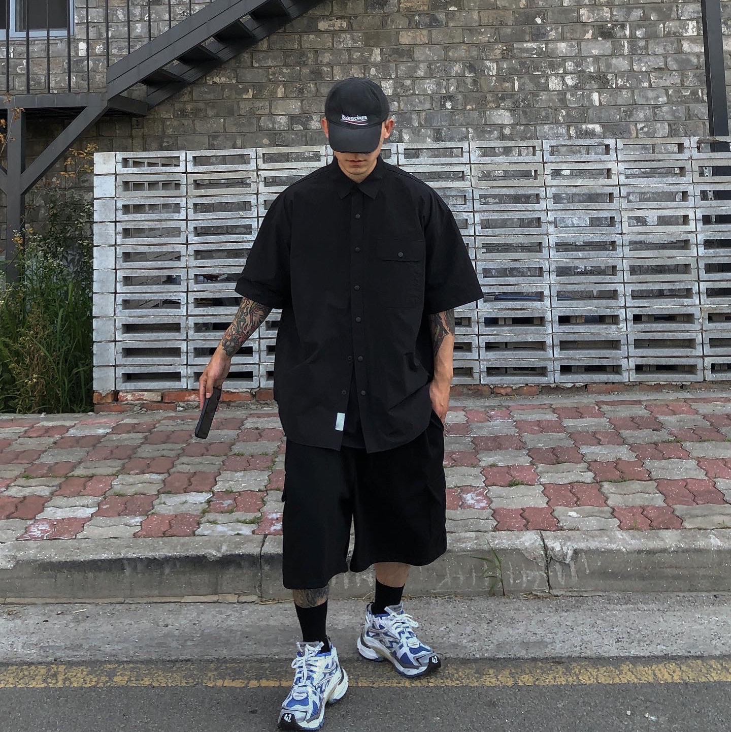 Balenciaga Runner Sneakers Blue White, Balenciaga Political Campaign Destroyed Cap Black 착용 스타일 - 4