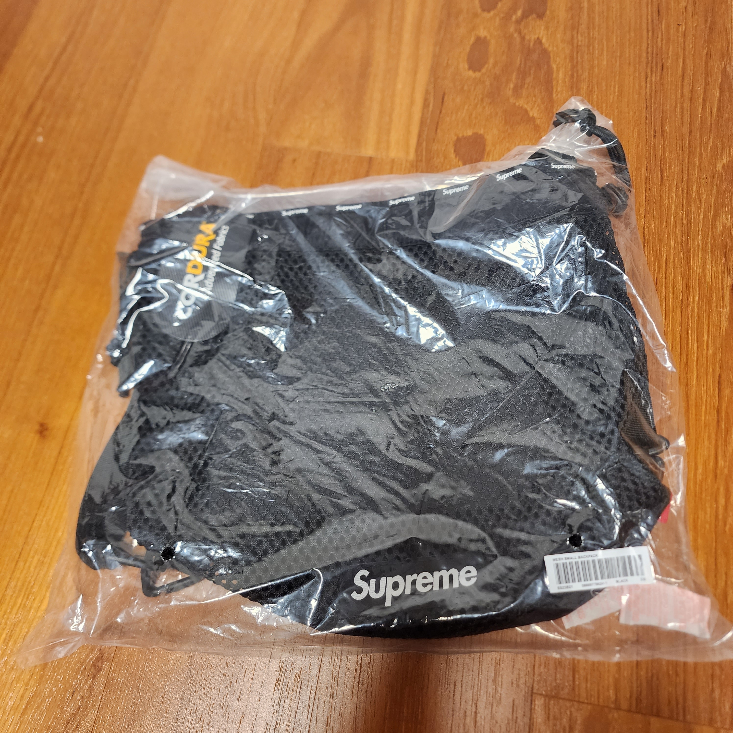 Supreme Mesh Small Backpack Black - 23SS 착용 스타일 - 4
