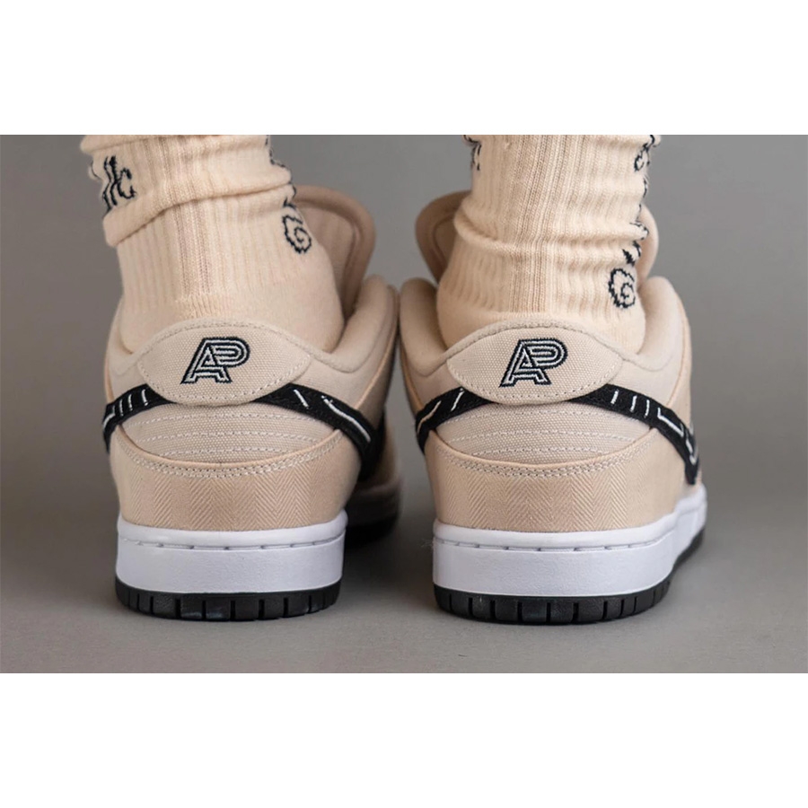 Nike SB Dunk Low Pro White and Gum Light Brown, Nike SB Dunk Low Pro Premium Mummy 착용 스타일 - 5