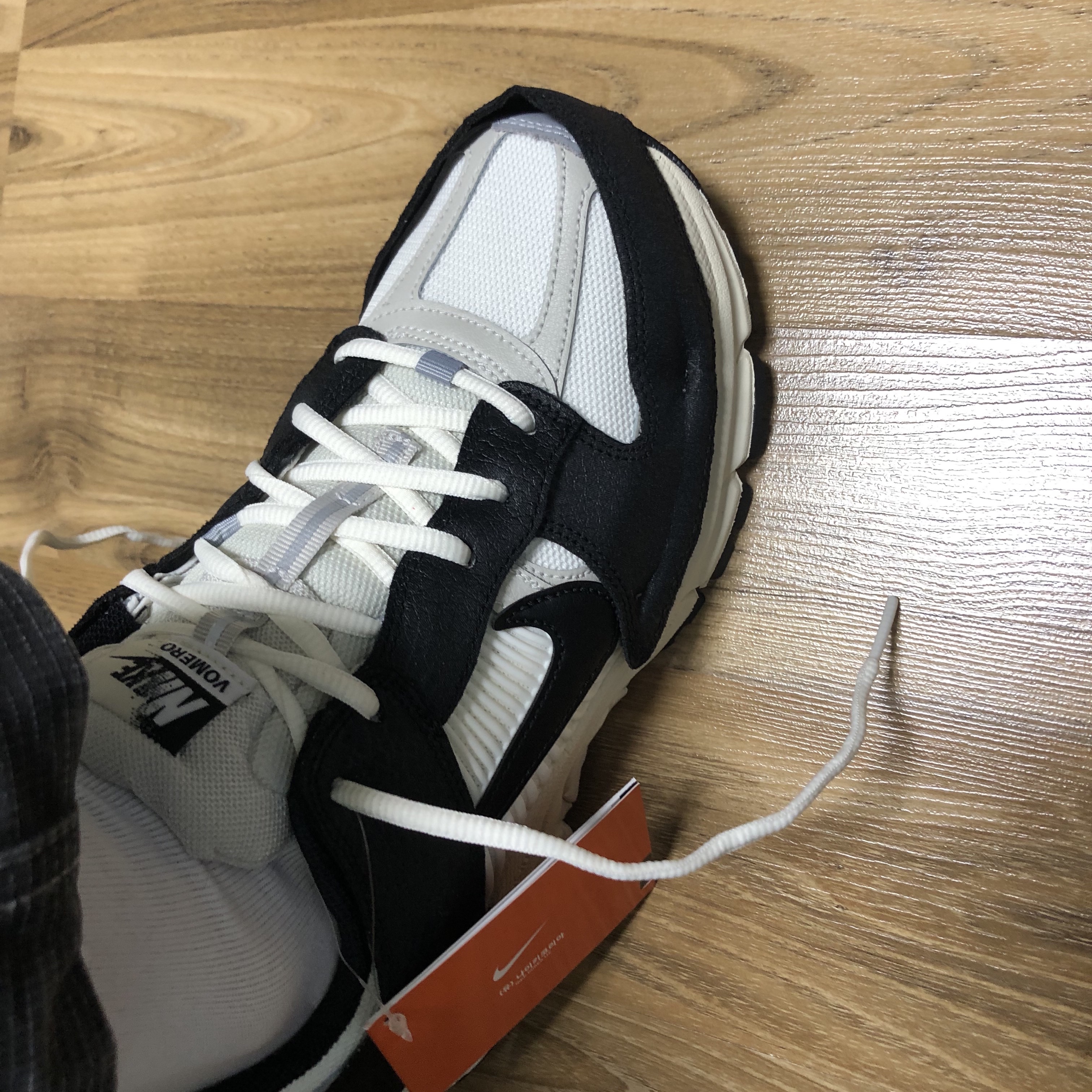 (W) Nike Zoom Vomero 5 Wolf Grey and Black 착용 스타일