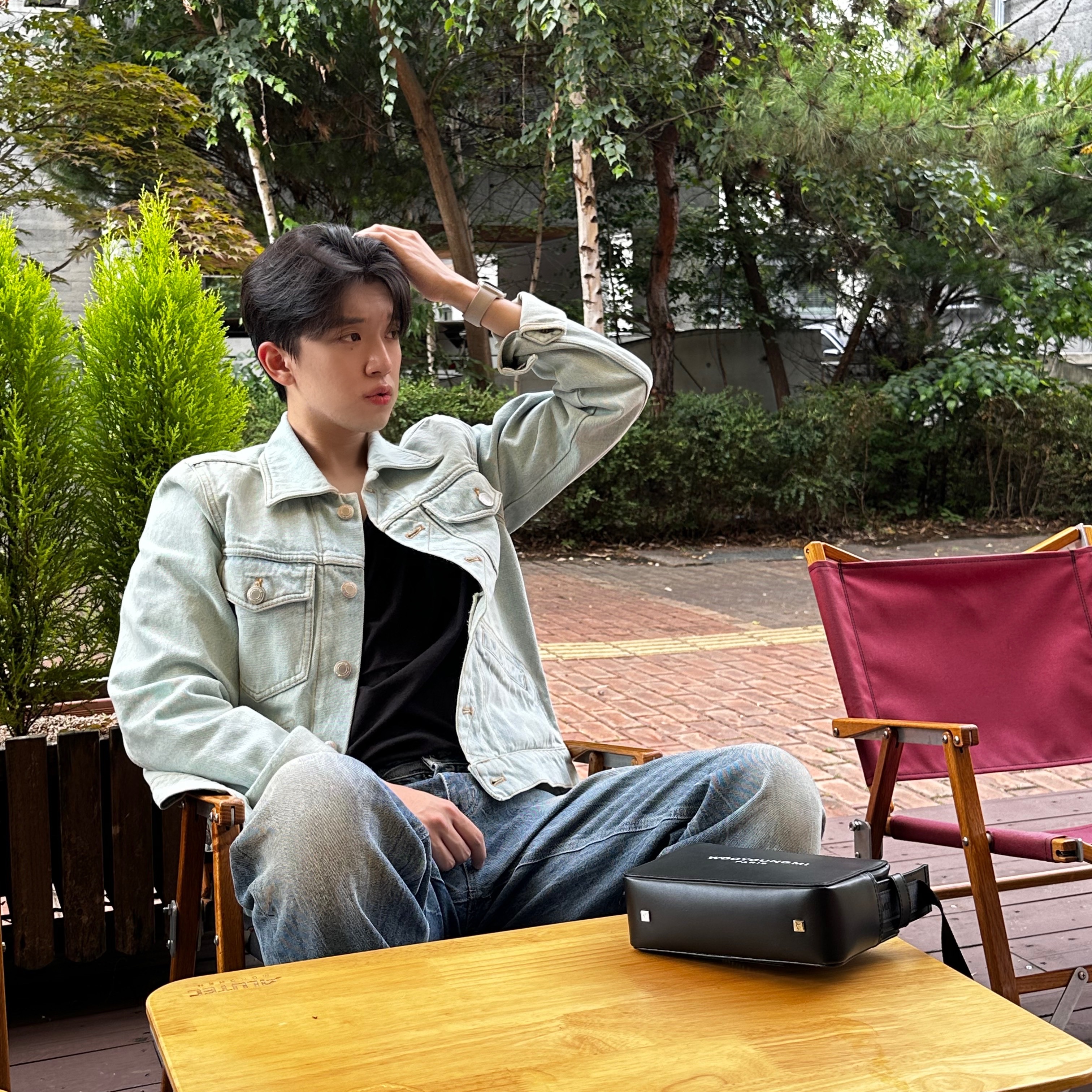 Wooyoungmi Square Mini Bag Black 착용 스타일 - 1