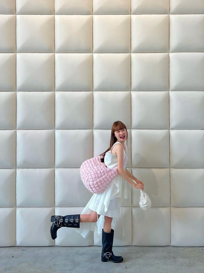 COS Quilted Oversized Shoulder Bag Pink 착용 스타일