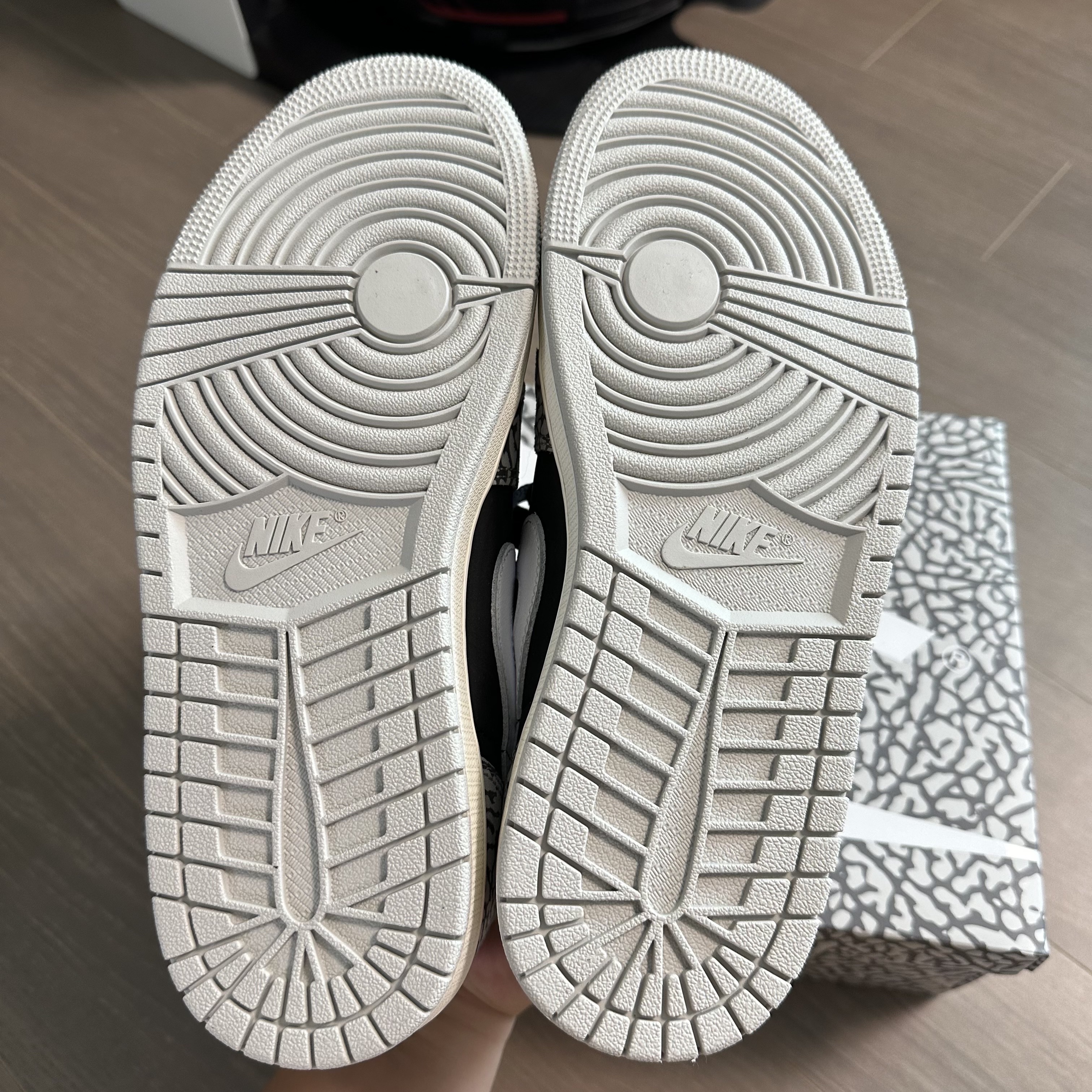 Jordan 1 Retro Low OG Black Cement 착용 스타일 - 5