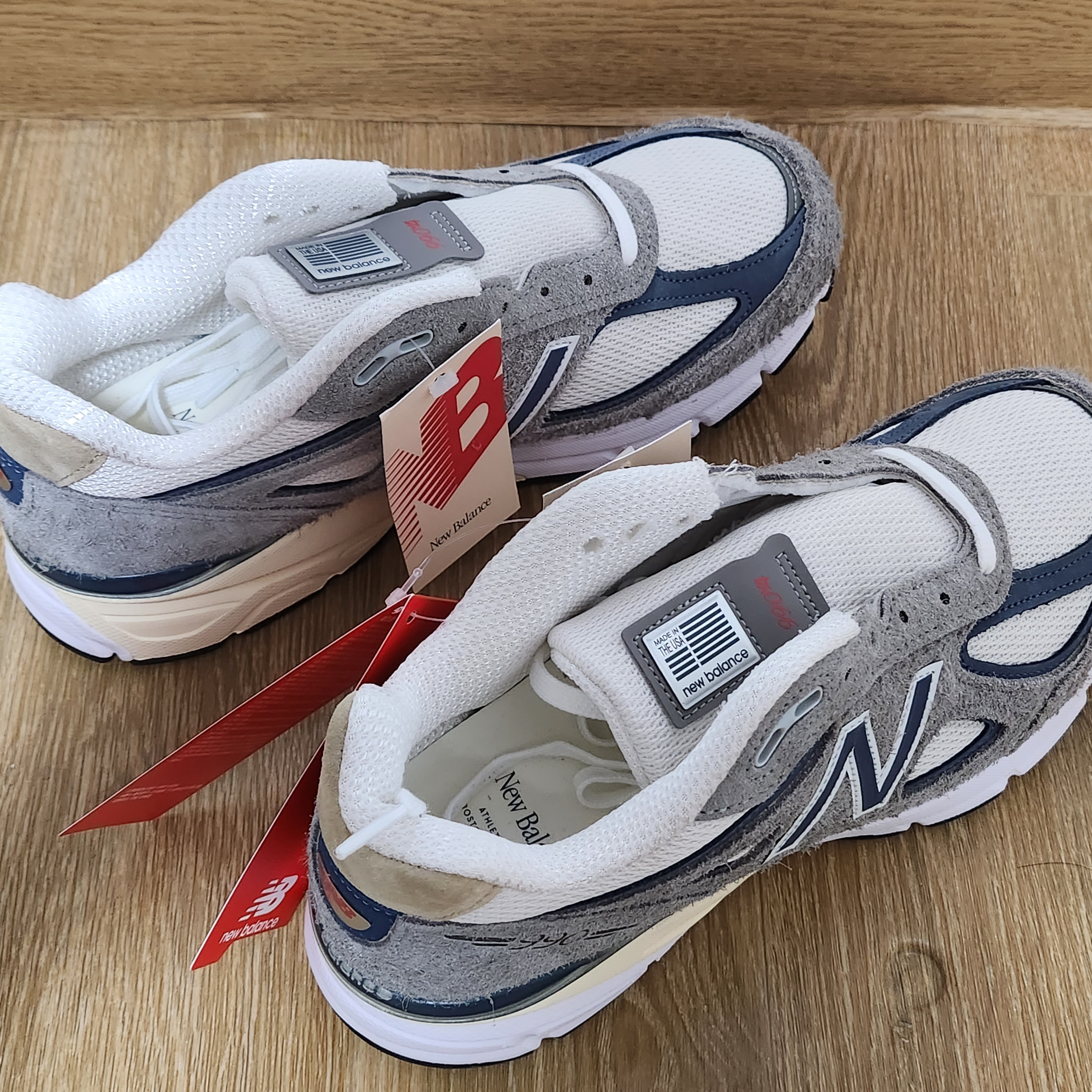 New Balance 990v4 Made in USA Gray Suede 착용 스타일