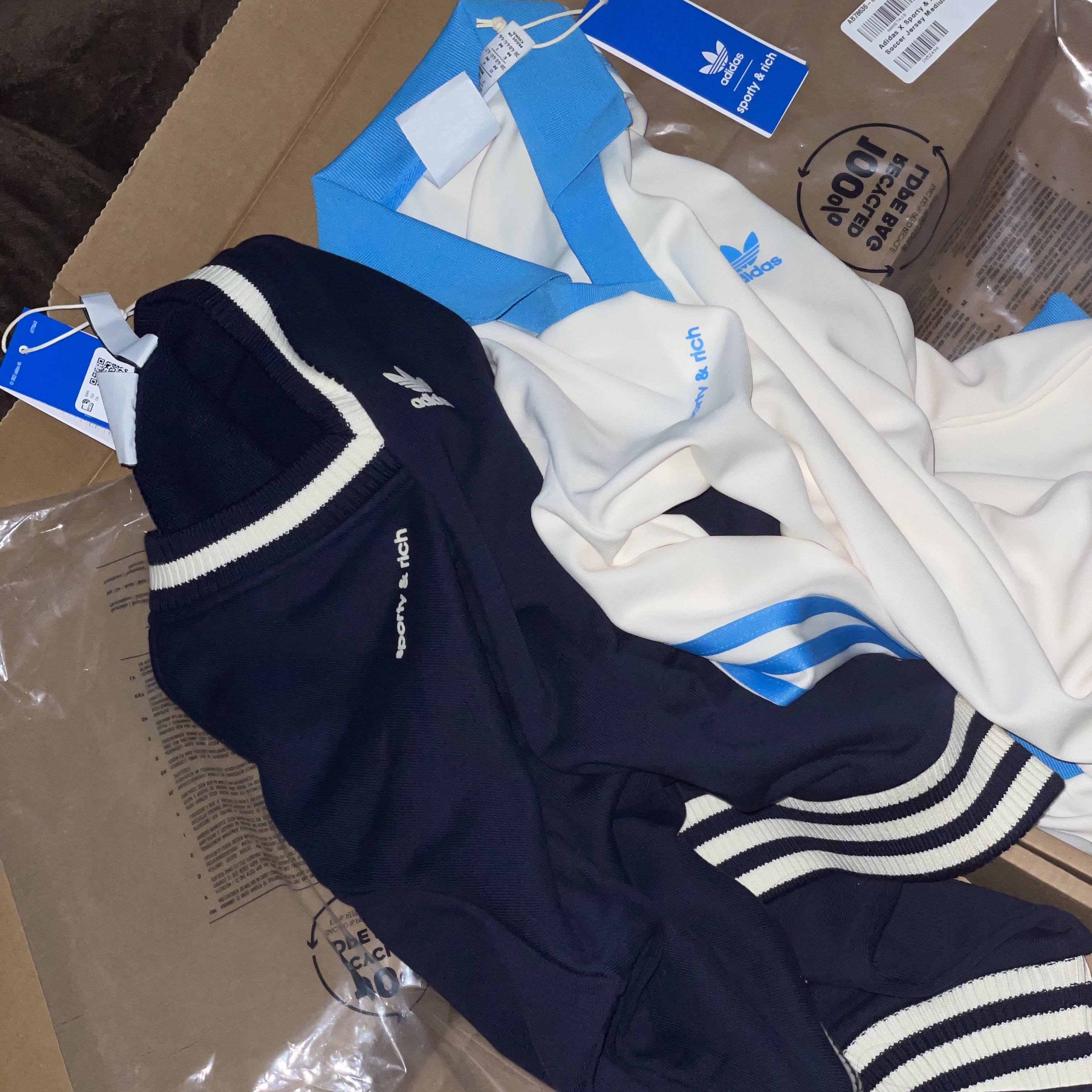 (W) Adidas x Sporty & Rich V-Neck Crew Sweatshirt Legend Ink - KR Sizing, (W) Adidas x Sporty & Rich Long Sleeve Football Jersey Cream White - KR Sizing 착용 스타일 - 2