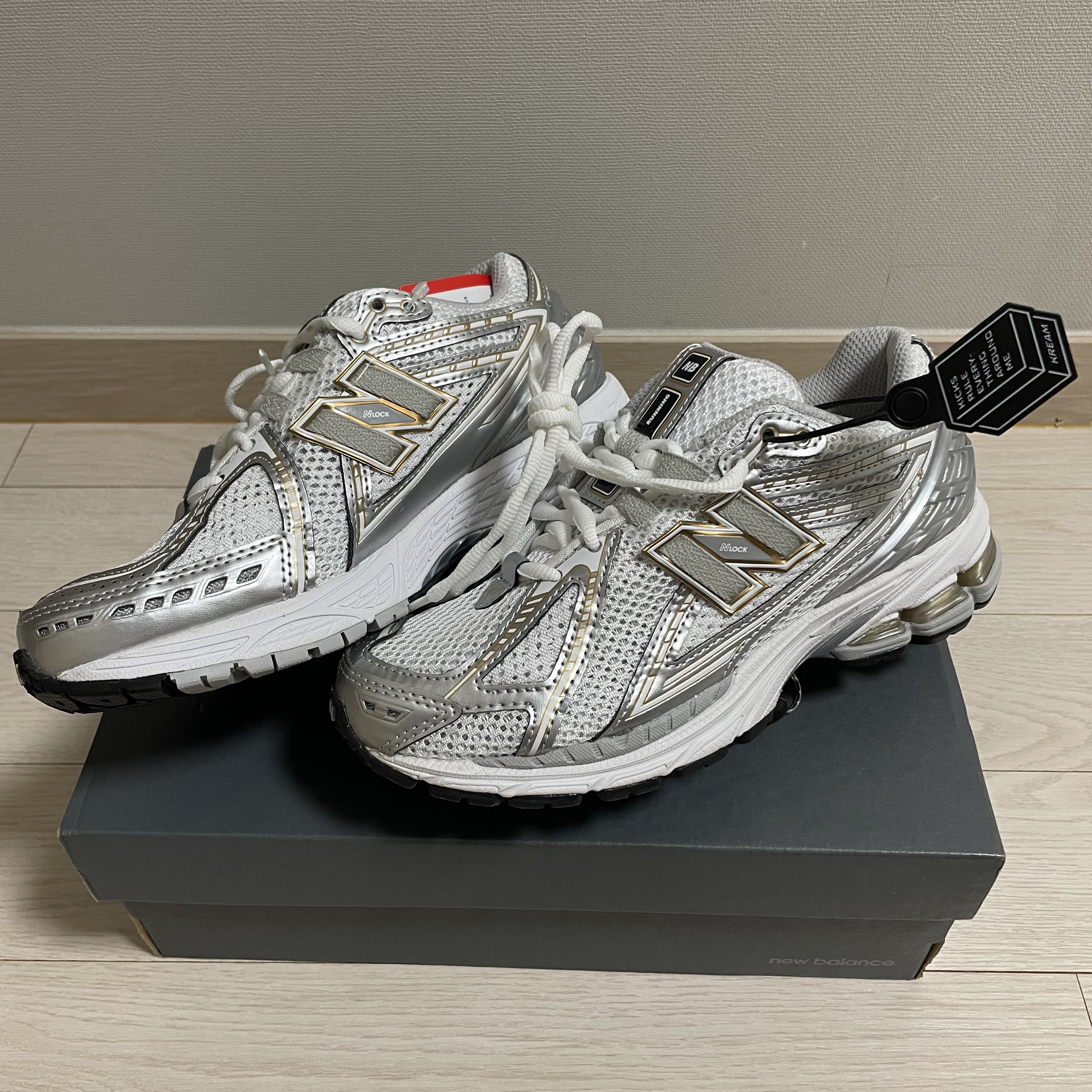 New Balance 1906R White Metallic Silver 착용 스타일 - 1