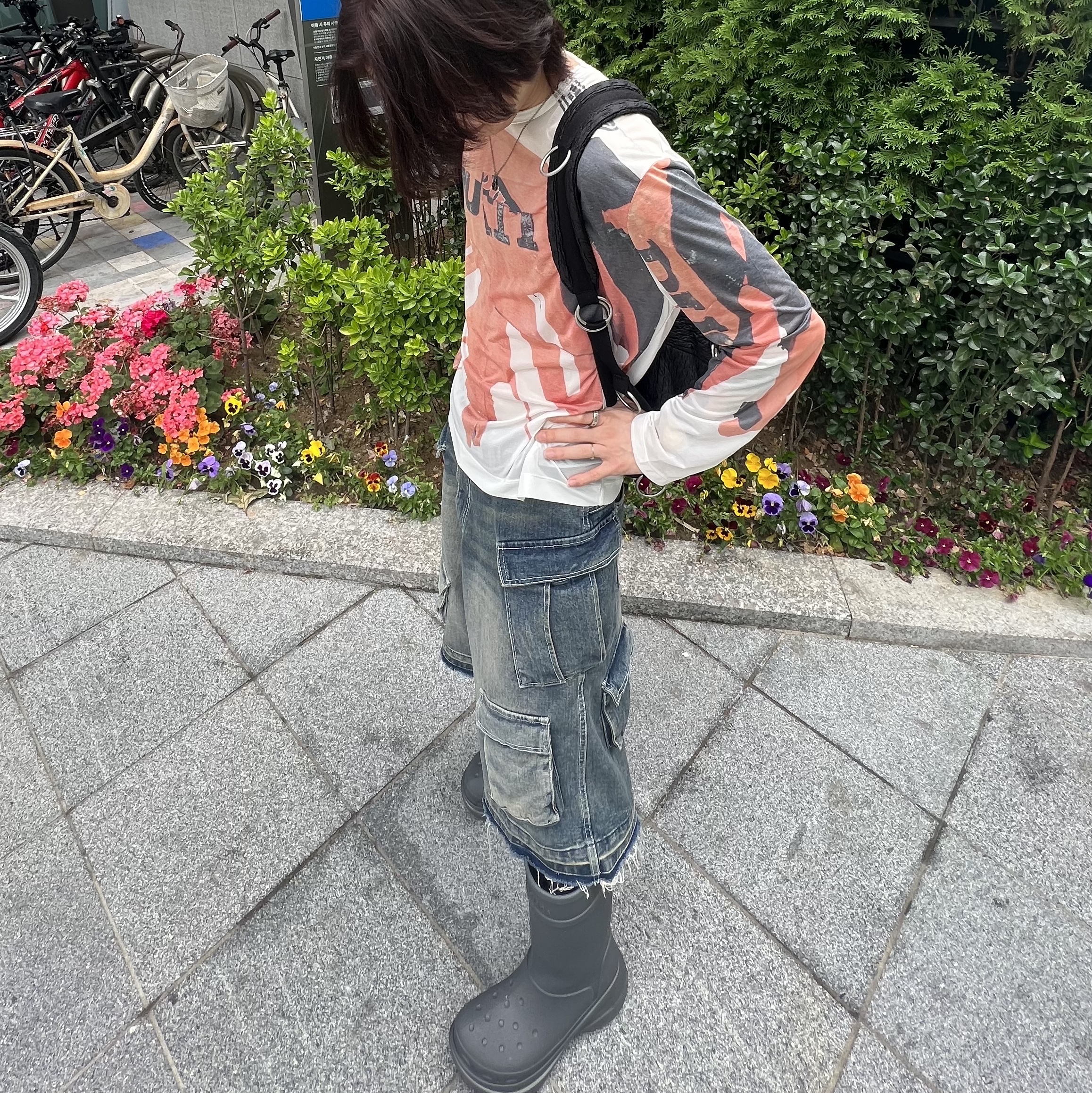 Nos Couleurs Old Washed Cargo Denim Shorts Blue, Balenciaga x Crocs Rubber Boot Grey 착용 스타일 - 3