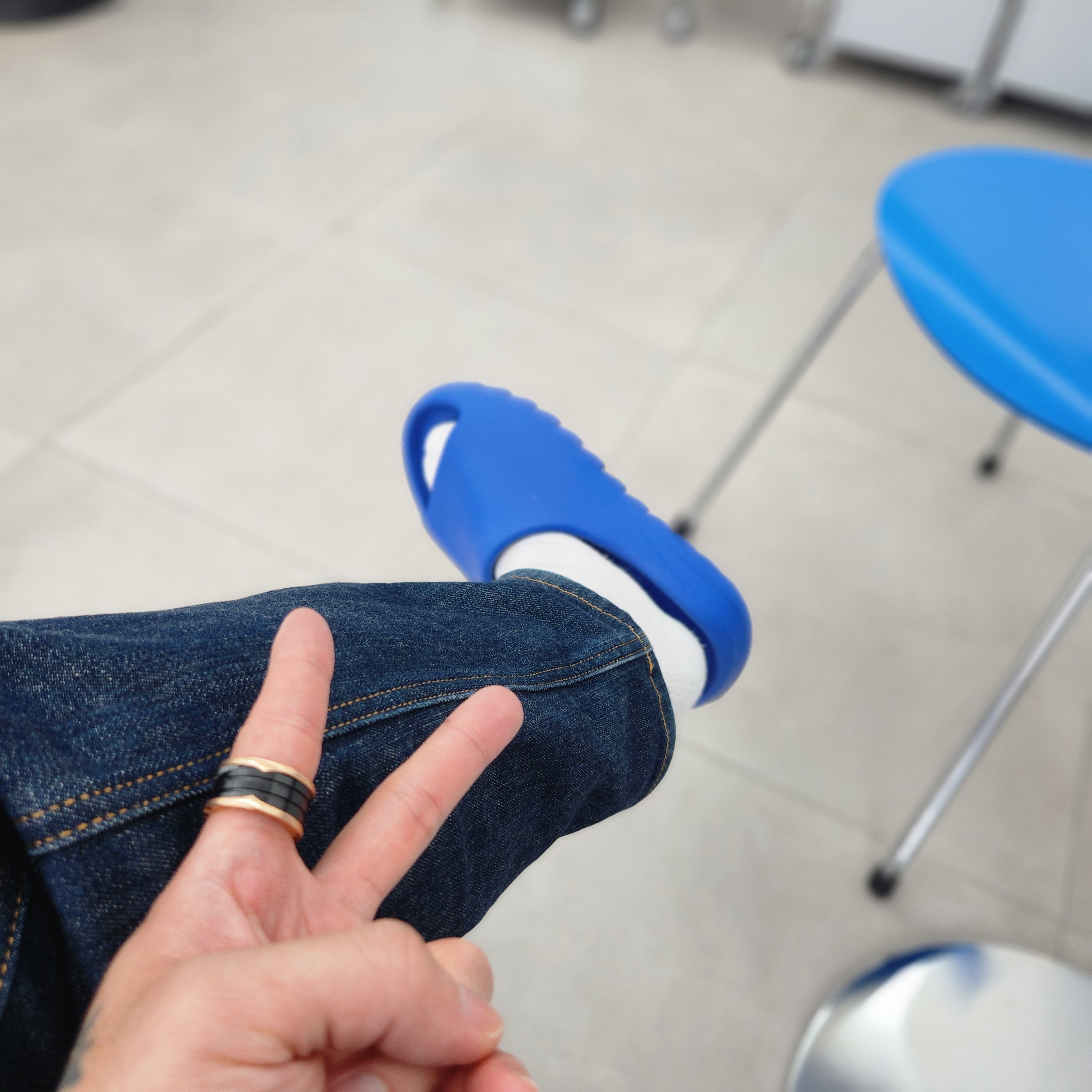 Adidas Yeezy Slide Azure 착용 스타일