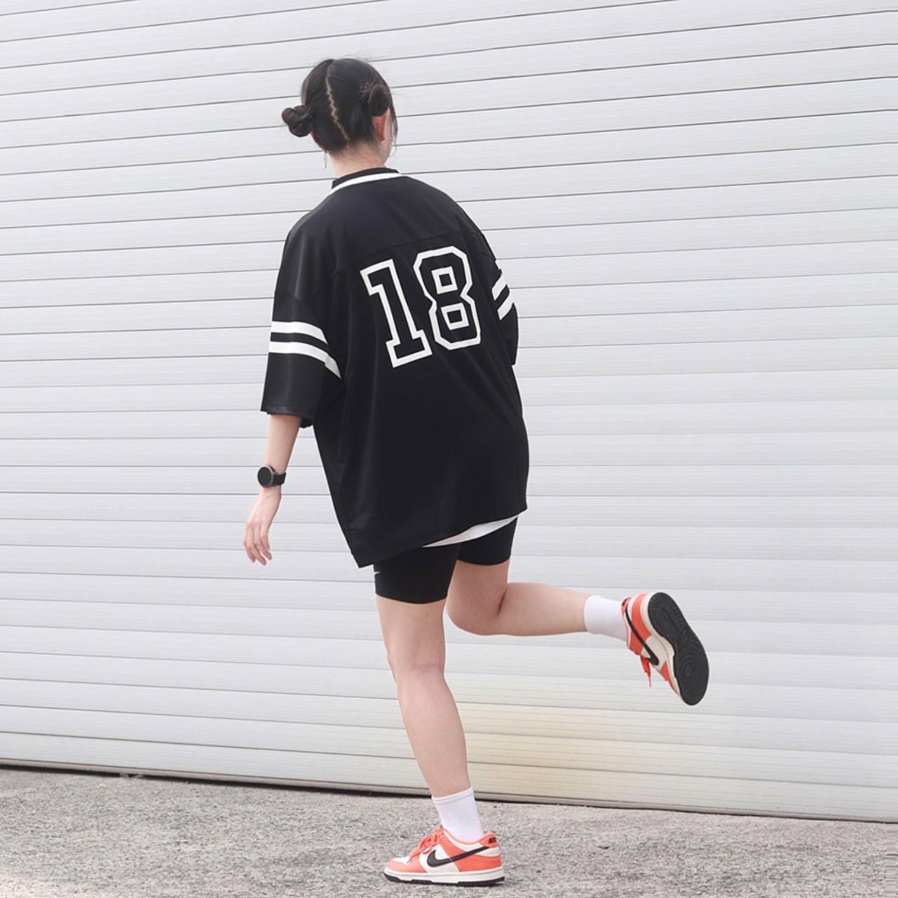 (GS) Nike Dunk Low Safety Orange, (W) Nike Essential Mid Rise Bike Shorts Black - Asia 착용 스타일 - 3