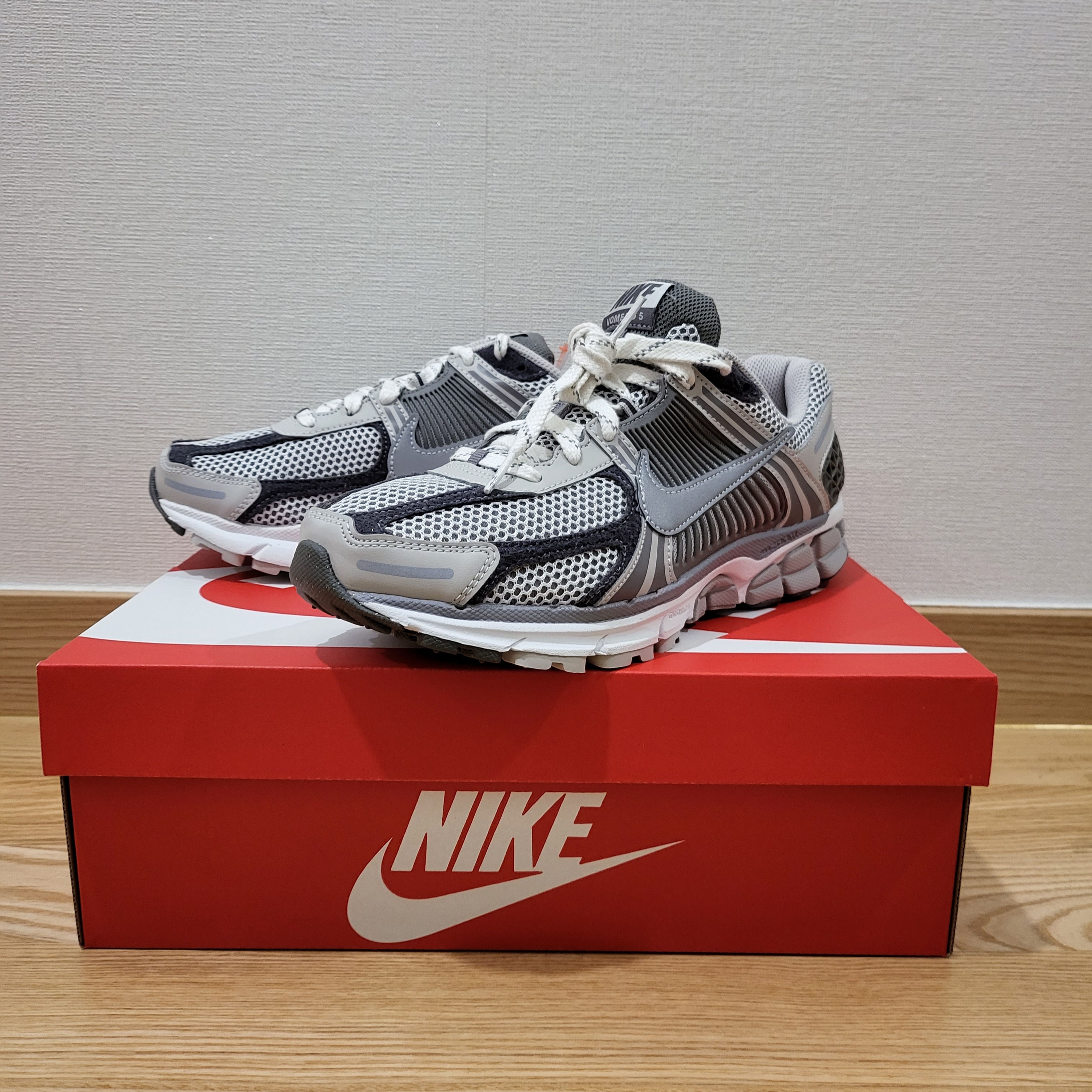 Nike Zoom Vomero 5 PRM Light Iron Ore and Flat Fewter 착용 스타일