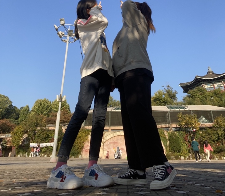 Converse x Play Comme des Garcons Chuck 70 Ox Black 착용 스타일 - 2