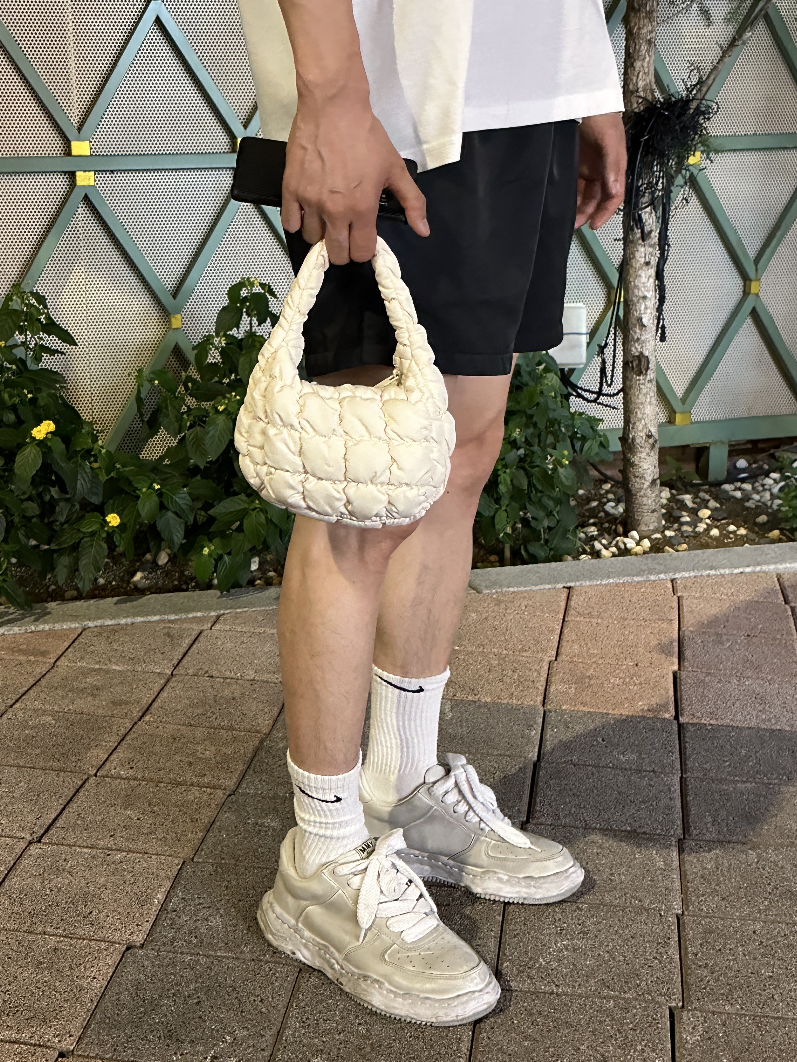 COS Quilted Micro Bag Off White 착용 스타일 - 2