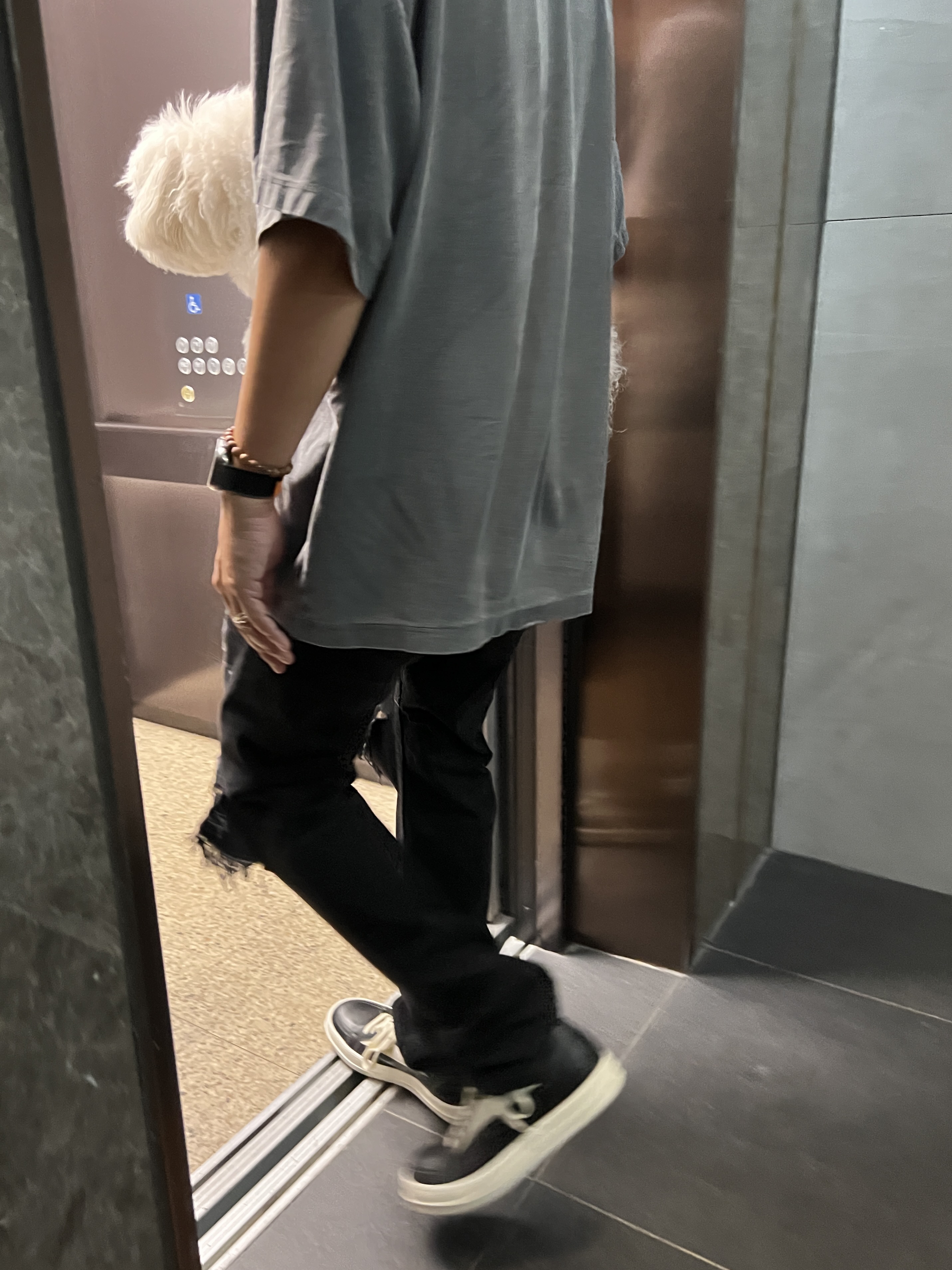 Rick Owens Luxor Vintage Sneakers Black Milk, Apple Watch Ultra 49mm Titanium Case with Ocean Band Midnight (Korean Ver.) 착용 스타일 - 1