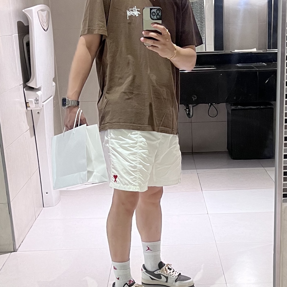 Stussy Basic Stussy Pigment Dyed T-Shirt Coffee 2022, Jordan 1 x Travis Scott Retro Low OG SP Sail and Ridgerock 착용 스타일 - 2