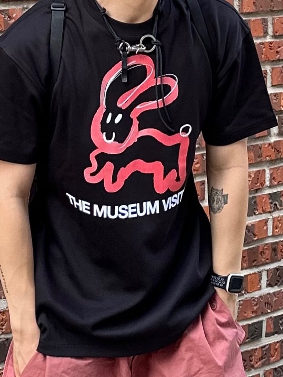 The Museum Visitor Rabbit Printed T-Shirt Black - 23PS, The Museum Visitor Rabbit Printed T-Shirt White - 23PS 착용 스타일 - 2